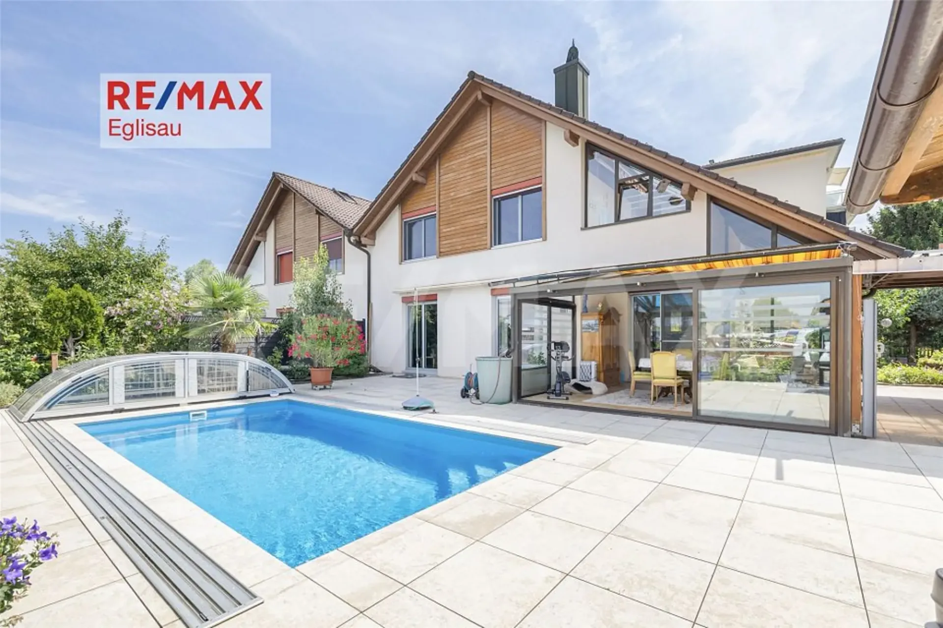 Single-family house with winter garden and covered pool