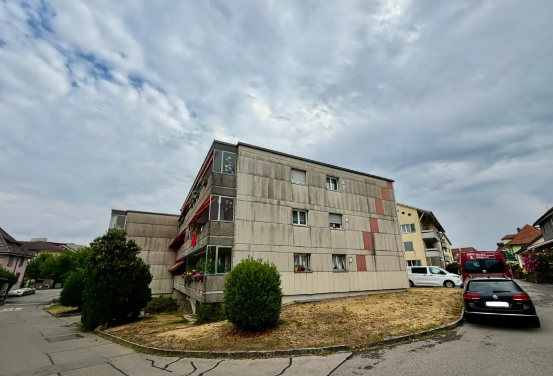 Geräumige 5-Zimmer-Wohnung mit 105m2 und Balkon renoviert
