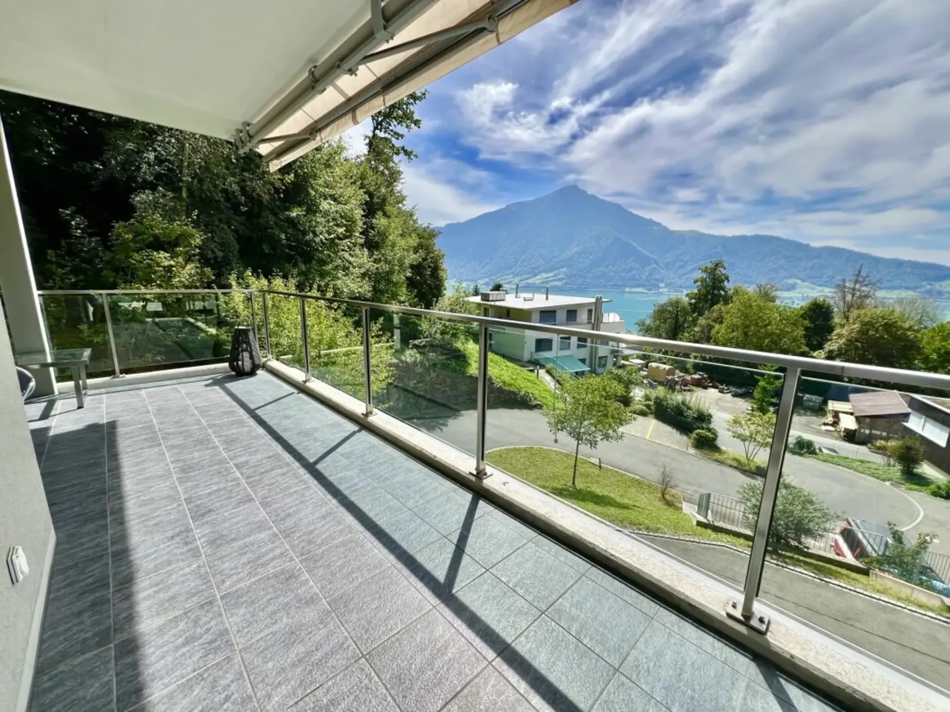 Elegance: Exklusive möblierte 3,5-Zimmer-Wohnung mit Rigi und Seeblick