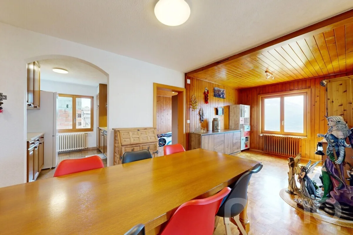 Detached house with independent apartment