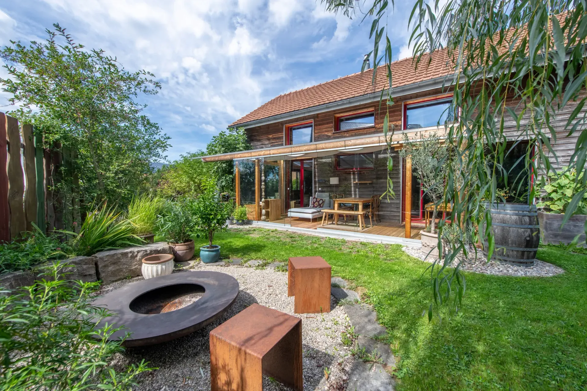 Nachhaltig wohnen - Minergie-Haus mit Wintergarten und Garten