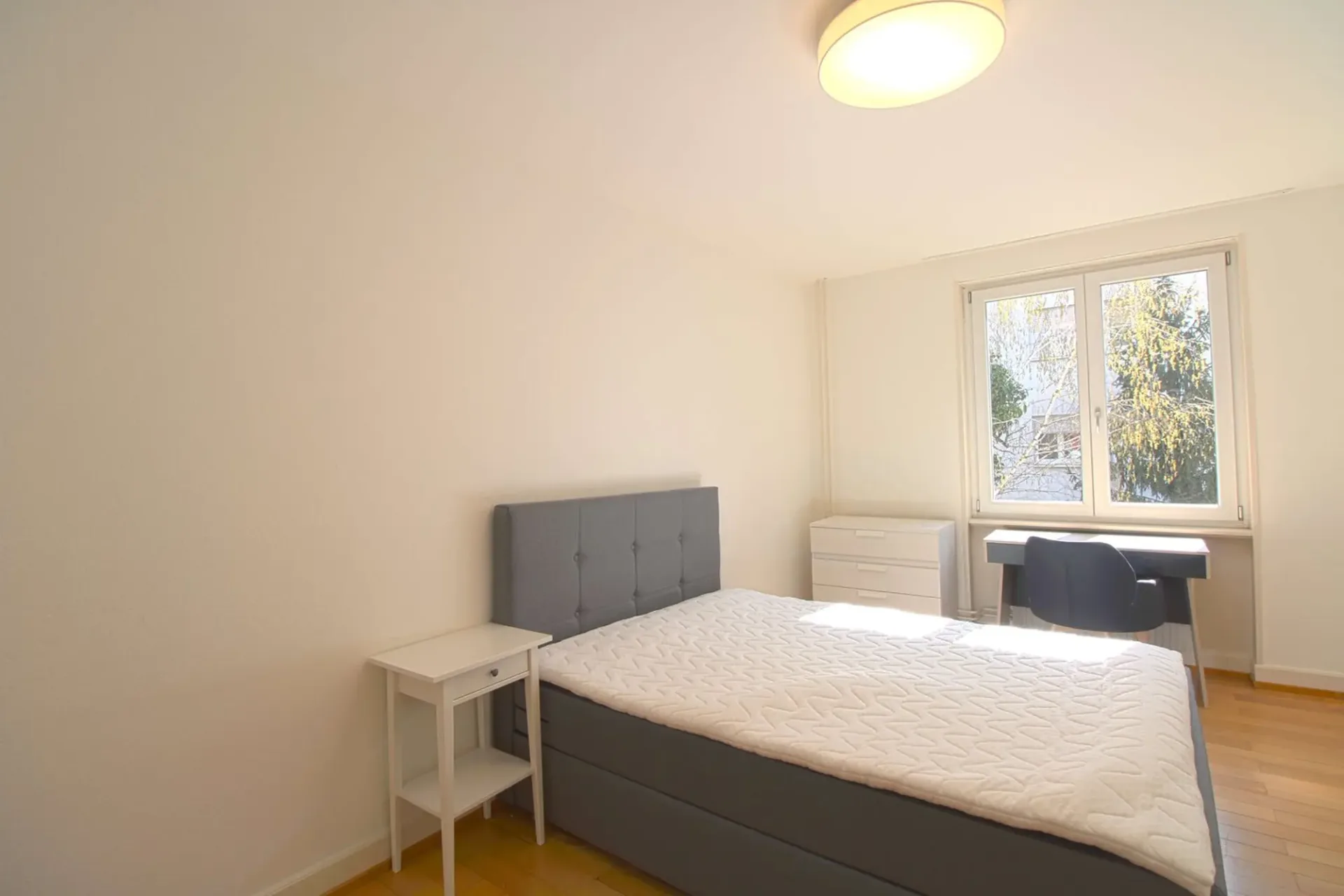 Chambre meublée avec balcon dans une colocation – Bâle 4055