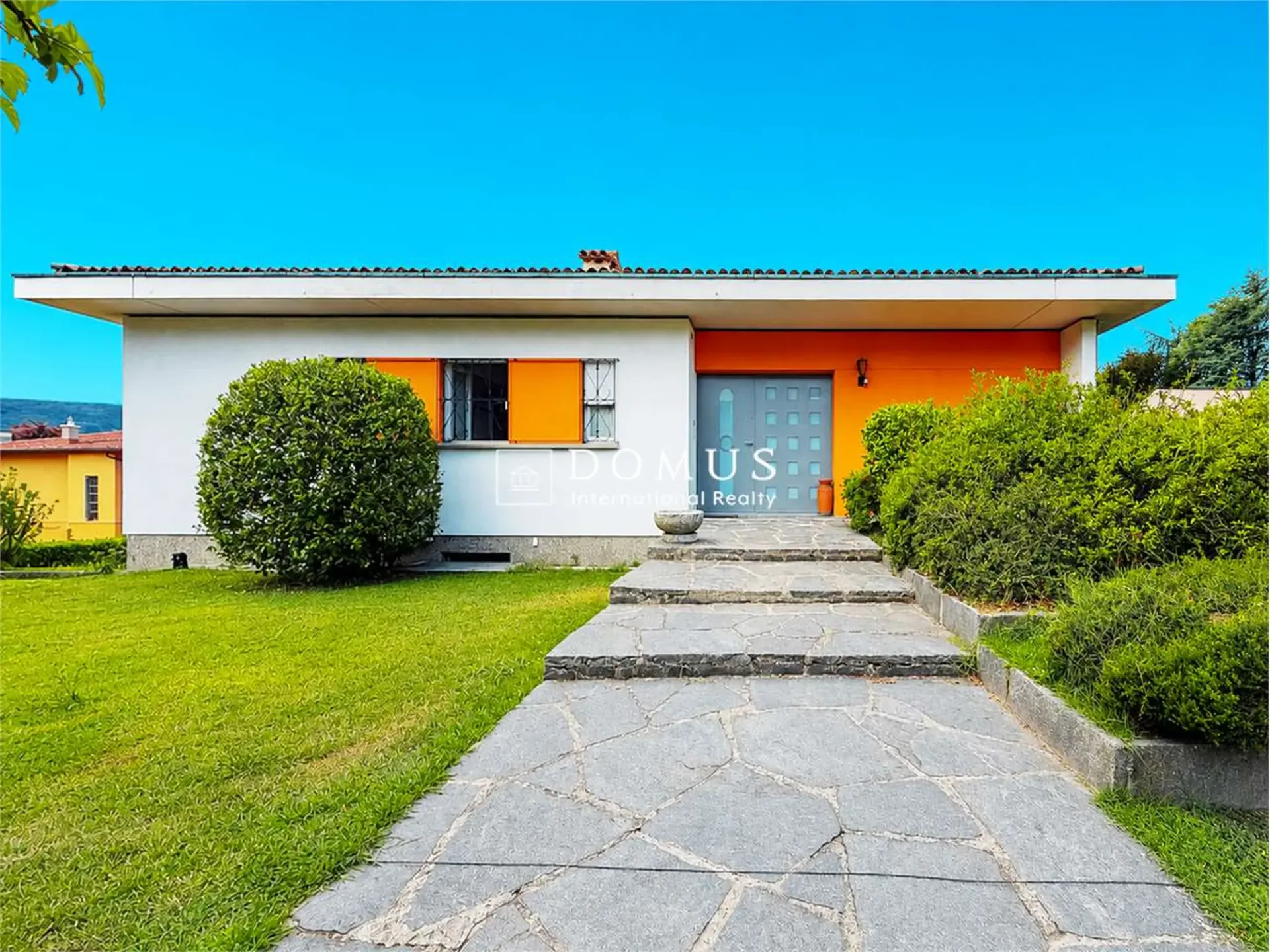 Villa indipendente immersa nel verde con piscina