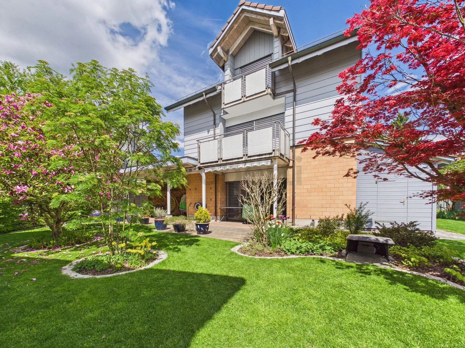 Spacious 7.5-room single-family house with balcony