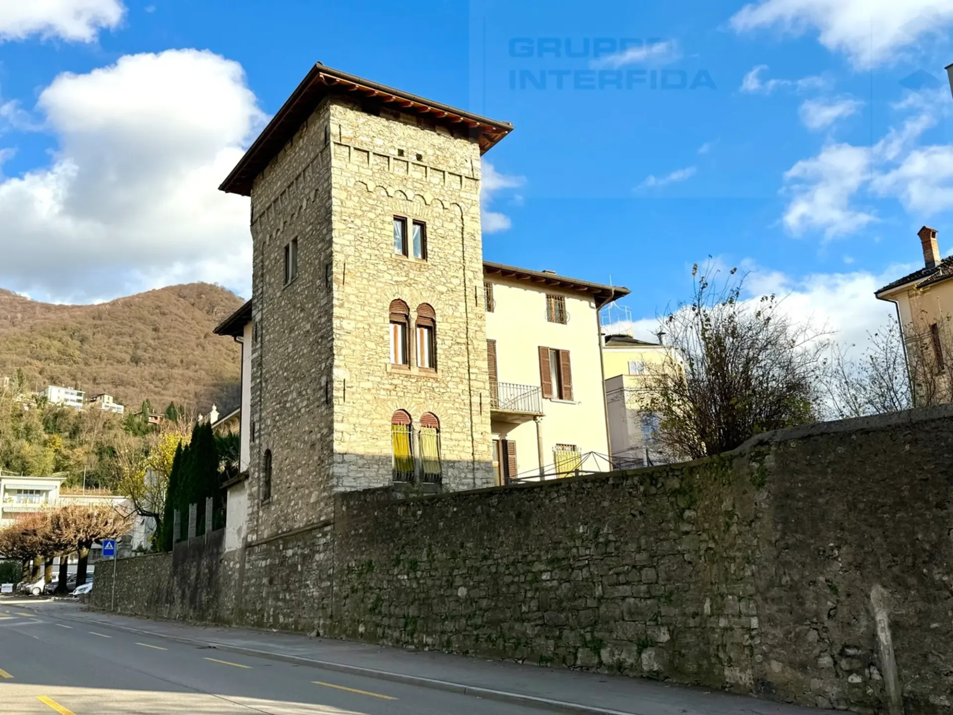 Haus aus der Epoche mit Turm und Garten im Zentrum