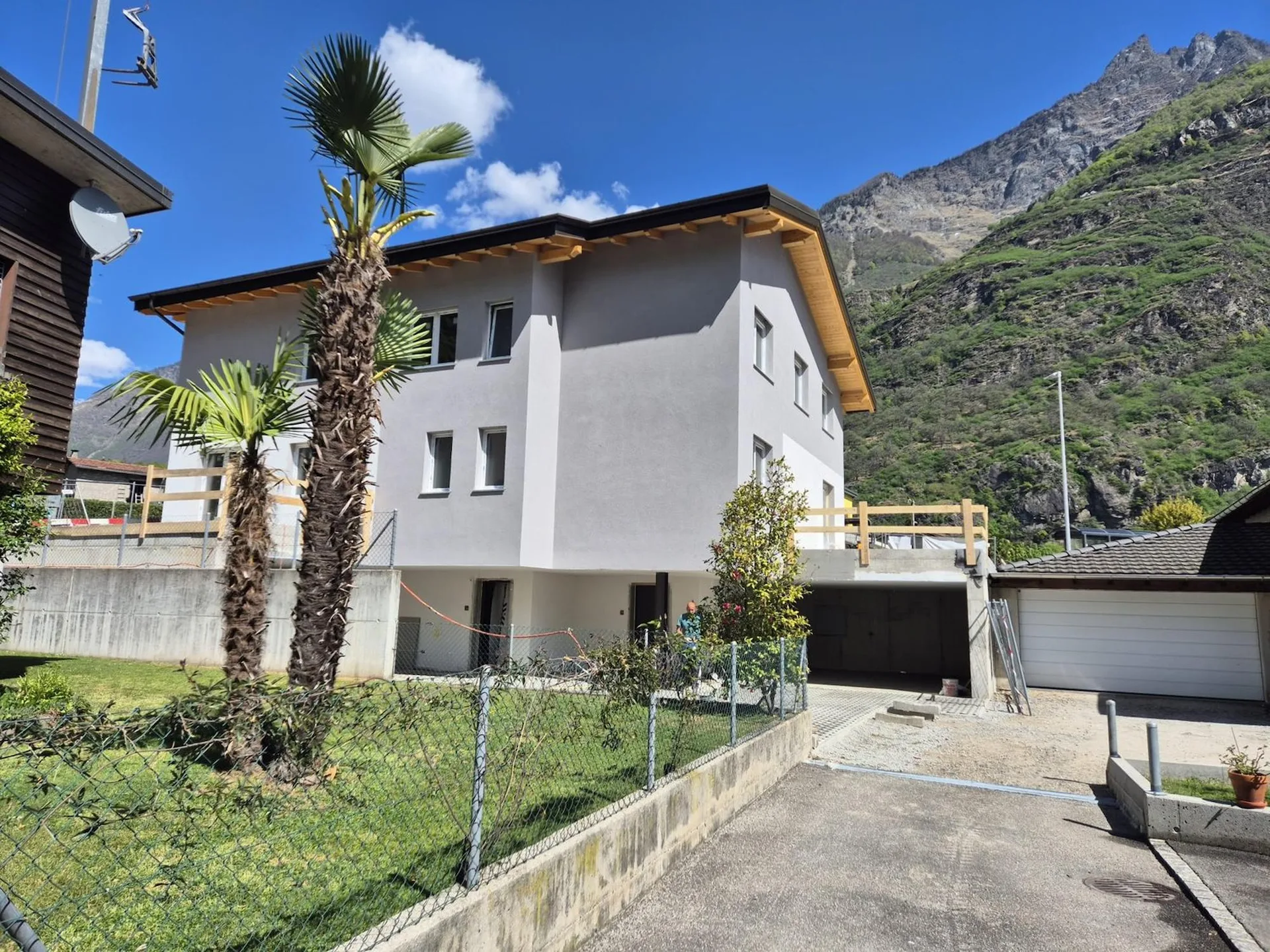 Moderne Doppelhaushälfte in Biasca im Bau