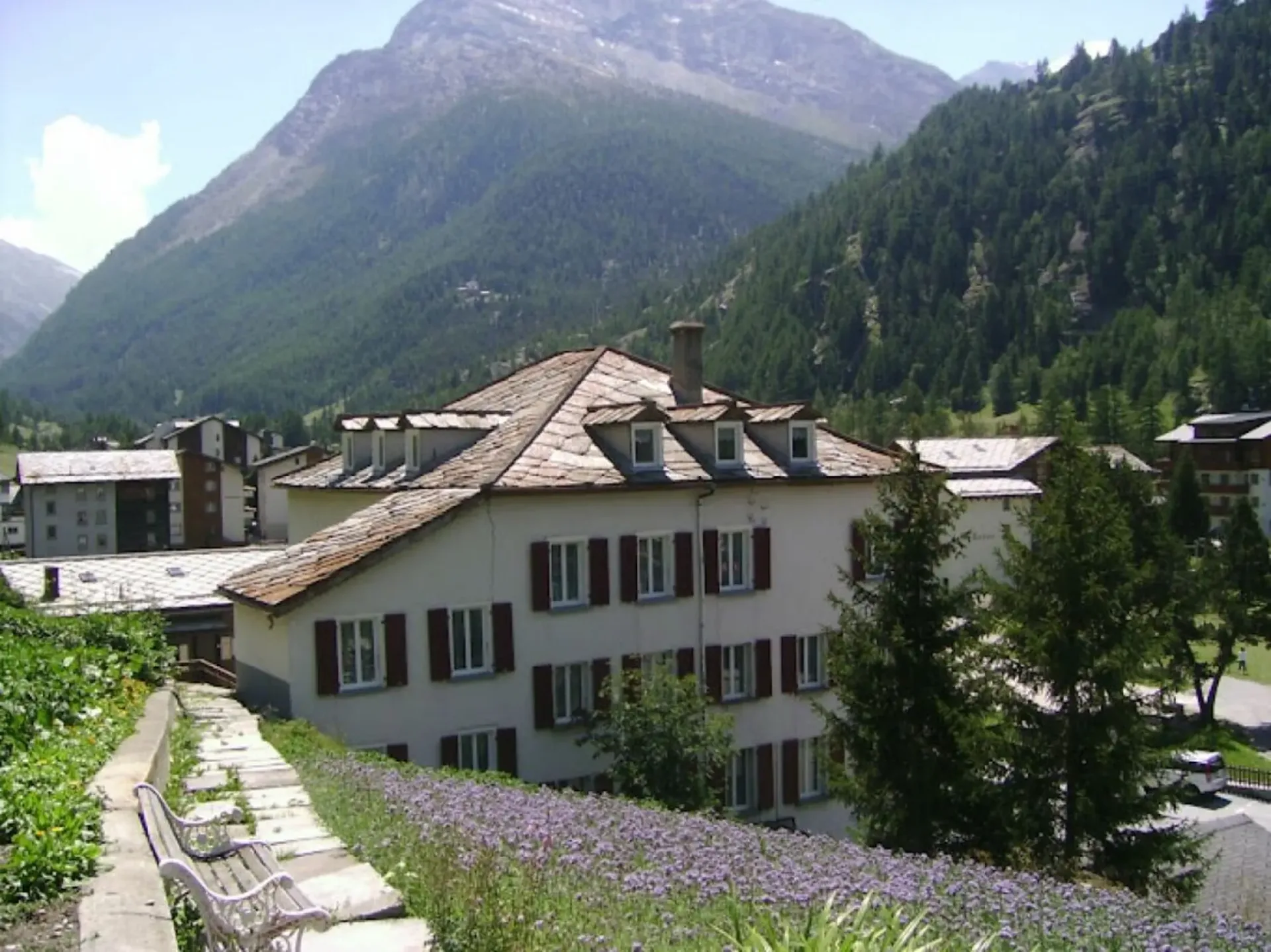 Monte Moro Gruppenhaus mit 93 Betten! Freie Sicht auf die umliegenden Berge. Reserviert!