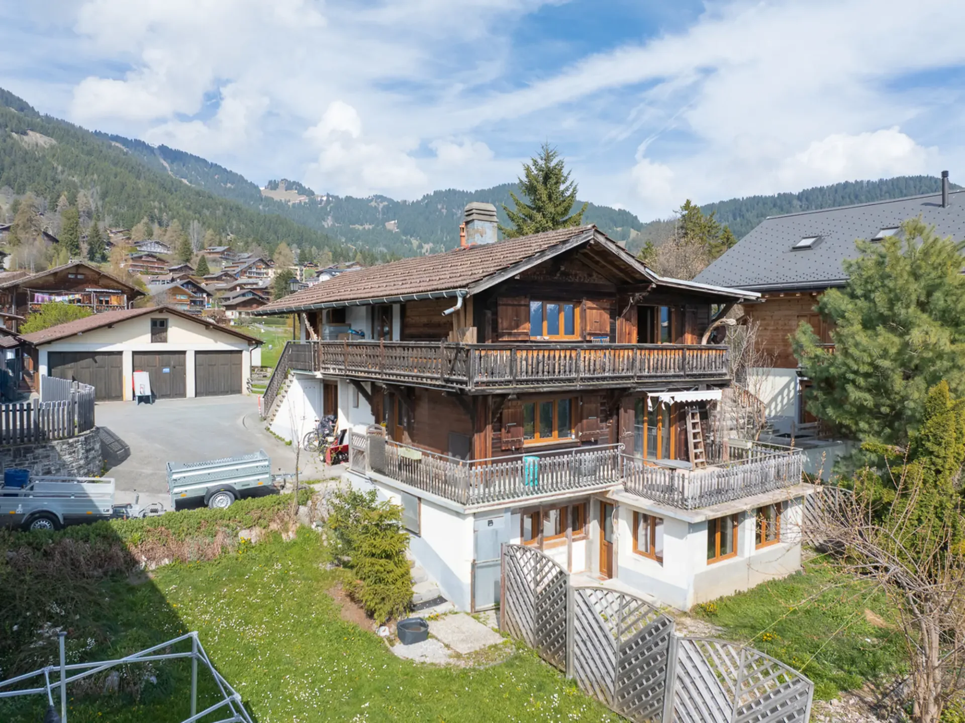 Chalet mit Rendite - 3 unabhängige Wohnungen zum Teil renovieren Panoramablick & großes Vermietungspotenzial