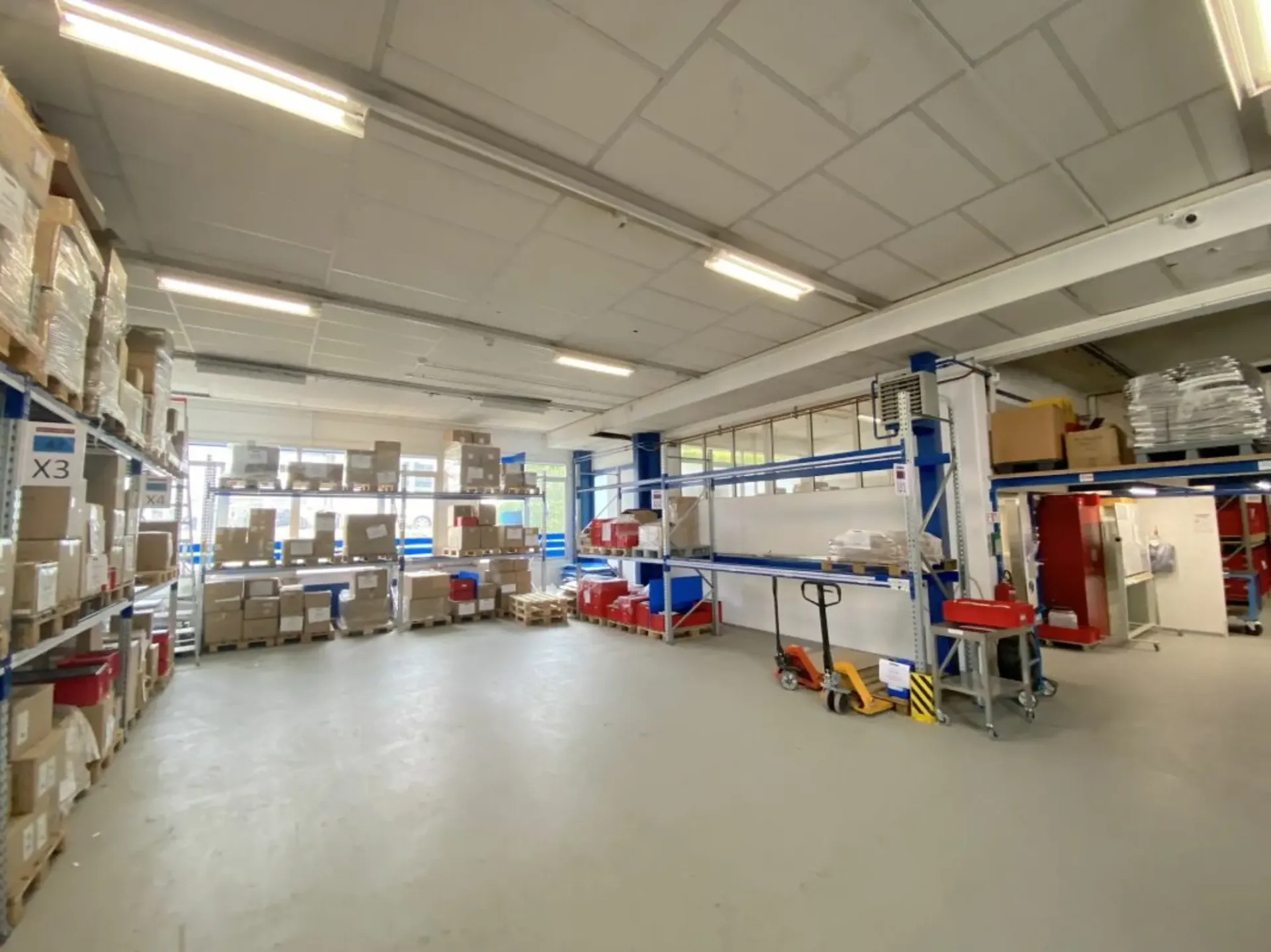 Lokal für Lagerung, Showroom, Depot, Archiv in Budron zu vermieten 600/1200 m2
