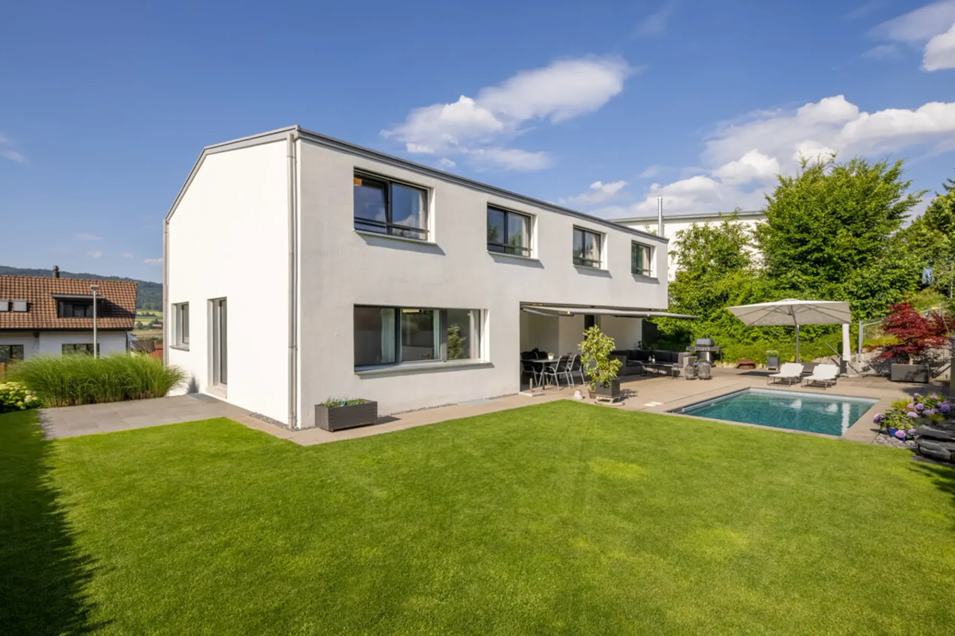 Dänikon: grosszügiges Einfamilienhaus mit Garten, Pool und Sauna