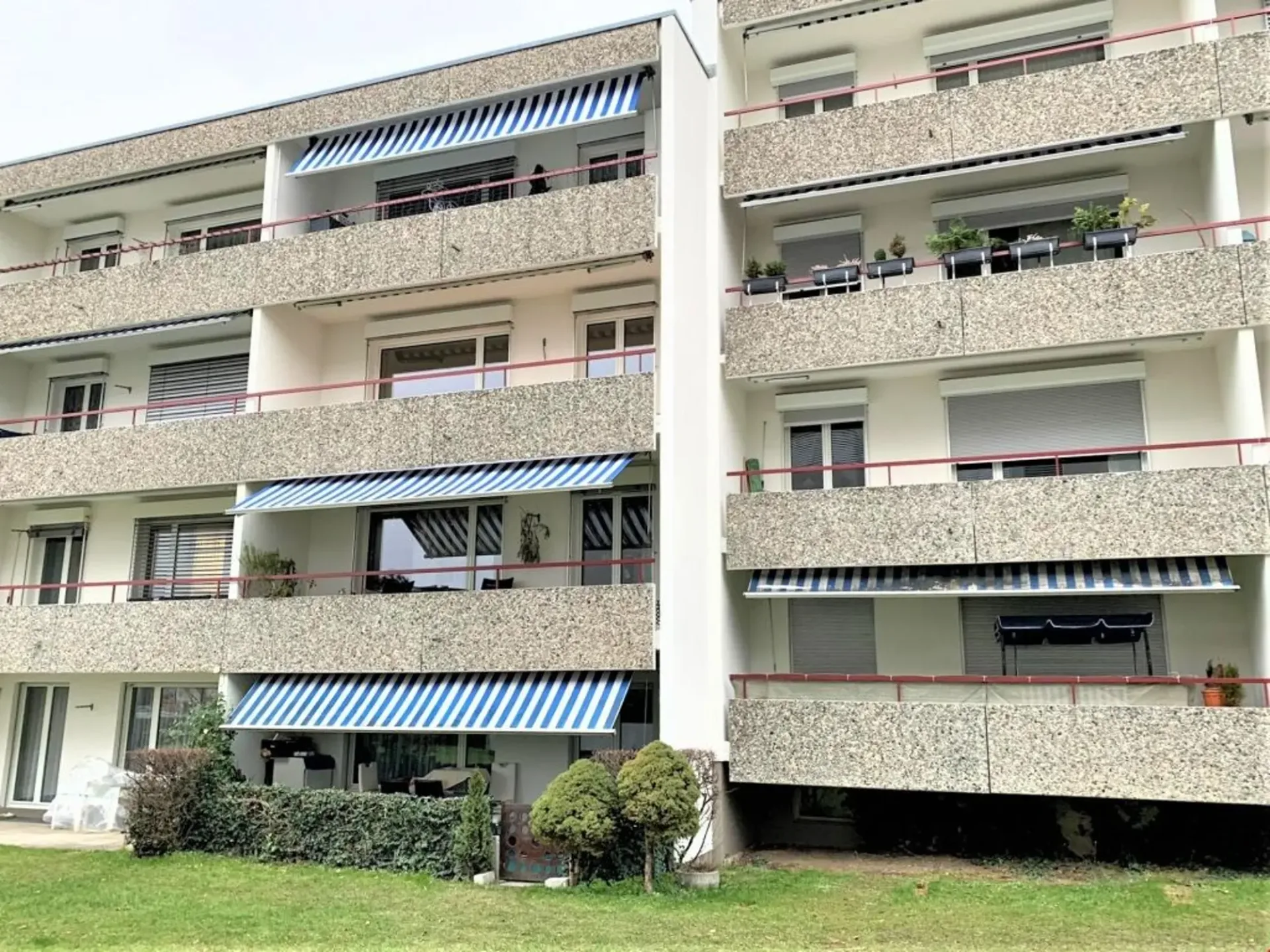 Bright and spacious, with a balcony in a green area!