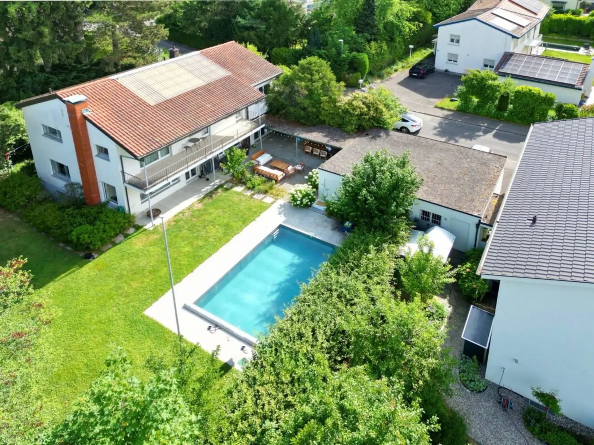 Attraktives Haus auf dem schönen Bruderholz / 7-Zimmer mit Pool und Doppelgarage