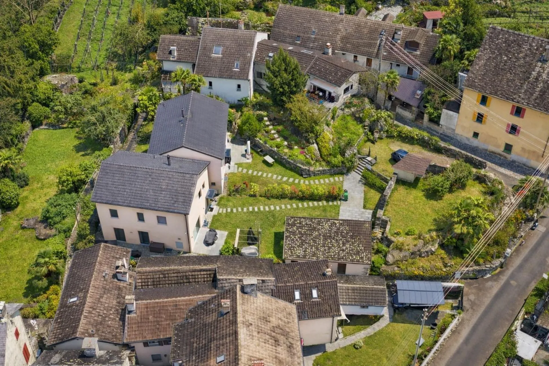 Moderne Einfamilienvilla mit grosszügigem Garten in ruhiger Lage in Golino