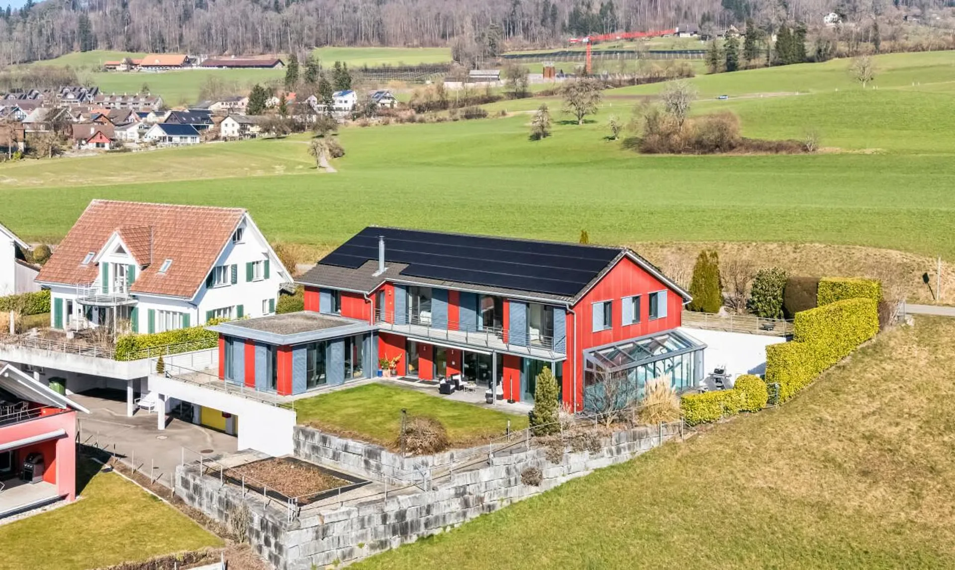 Grosszügiges 7-Zimmer-Einfamilienhaus mit Pool in Mettmenstetten – ab sofort verfügbar