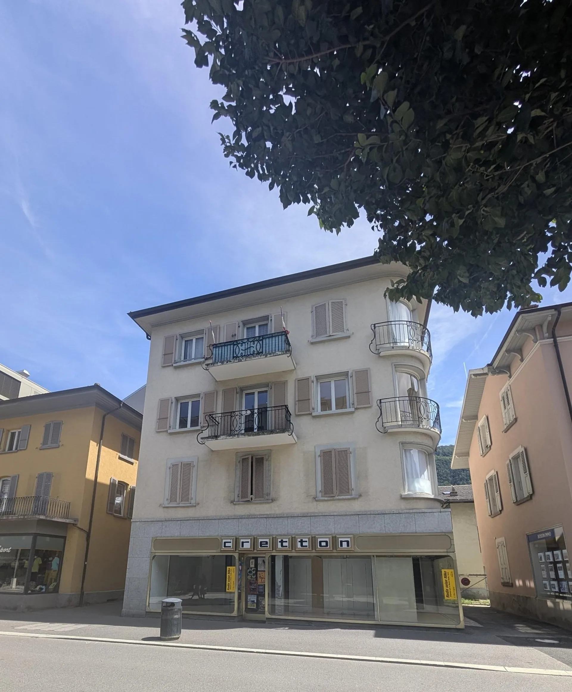 Zu vermieten, eine Gewerbefläche auf zwei Etagen, an der Avenue de la Gare in Martigny!