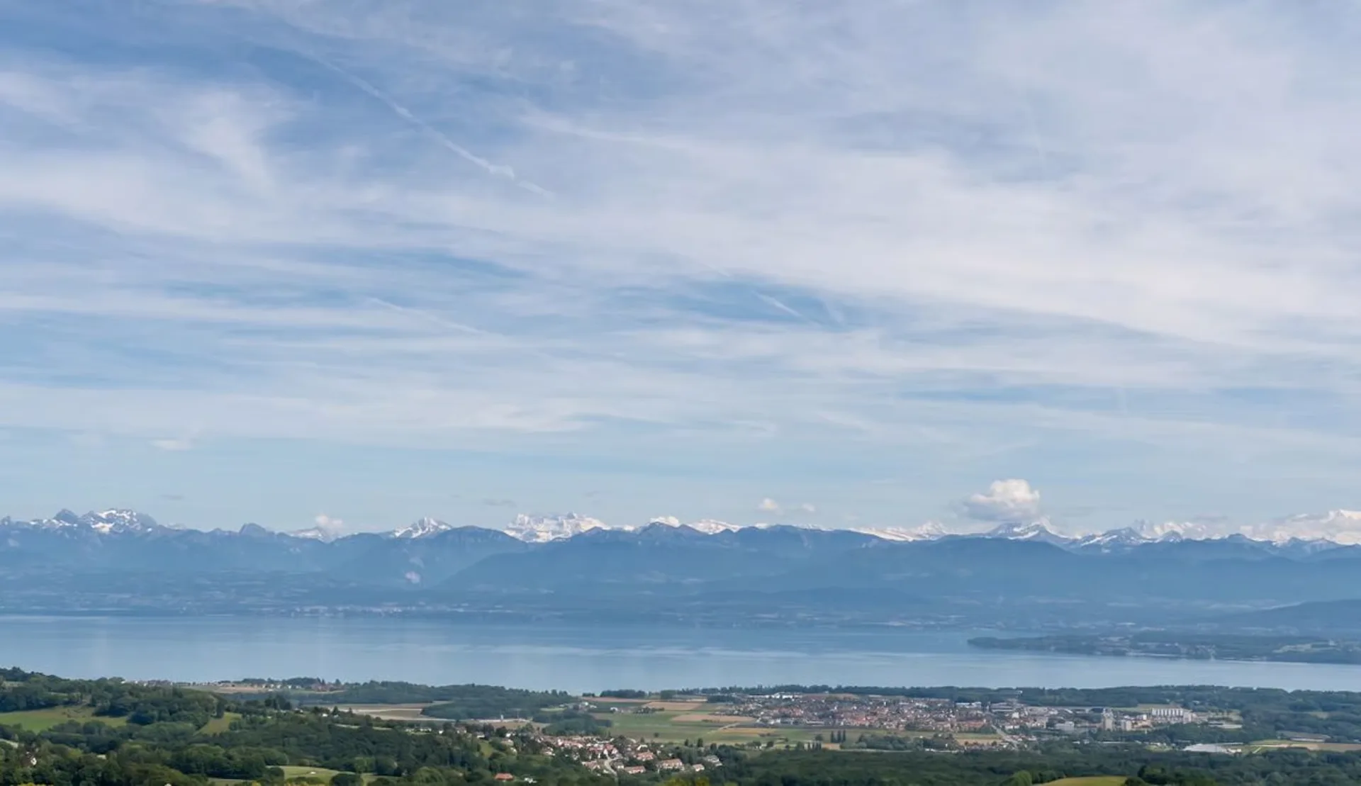 Charming house with breathtaking views of the lake and Mt-Blanc!