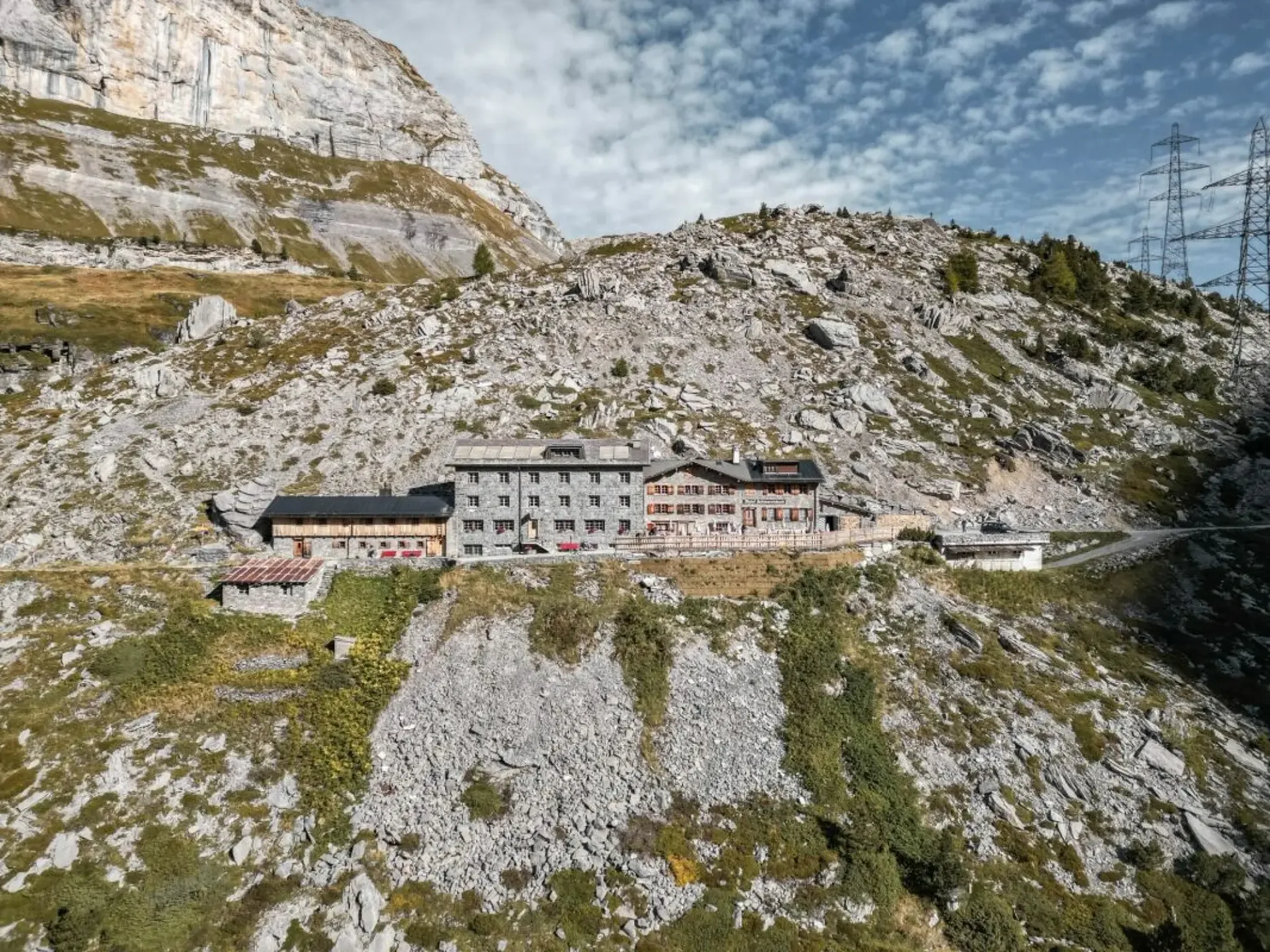 Historisches Berghotel Schwarenbach inmitten der imposanten Berner Alpen am Gemmipass