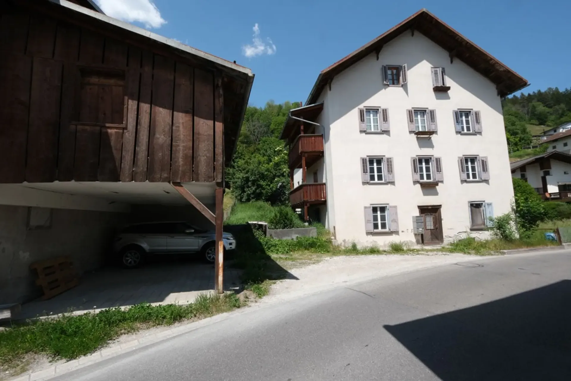 Das grosse Dreifamilienhaus in Schluein bei Ilanz/Glion