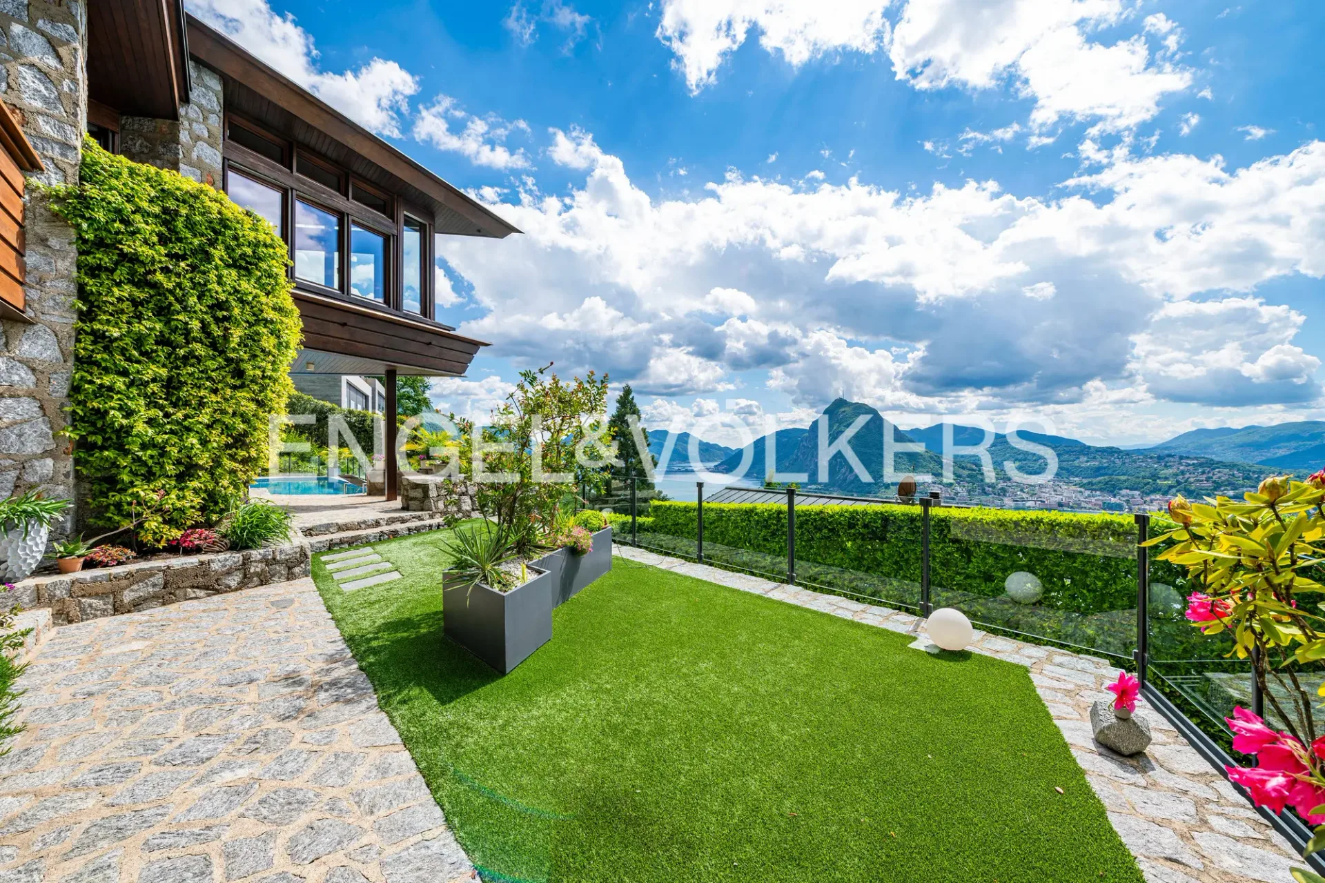 Exklusives Design-Villa mit Seeblick und Pool