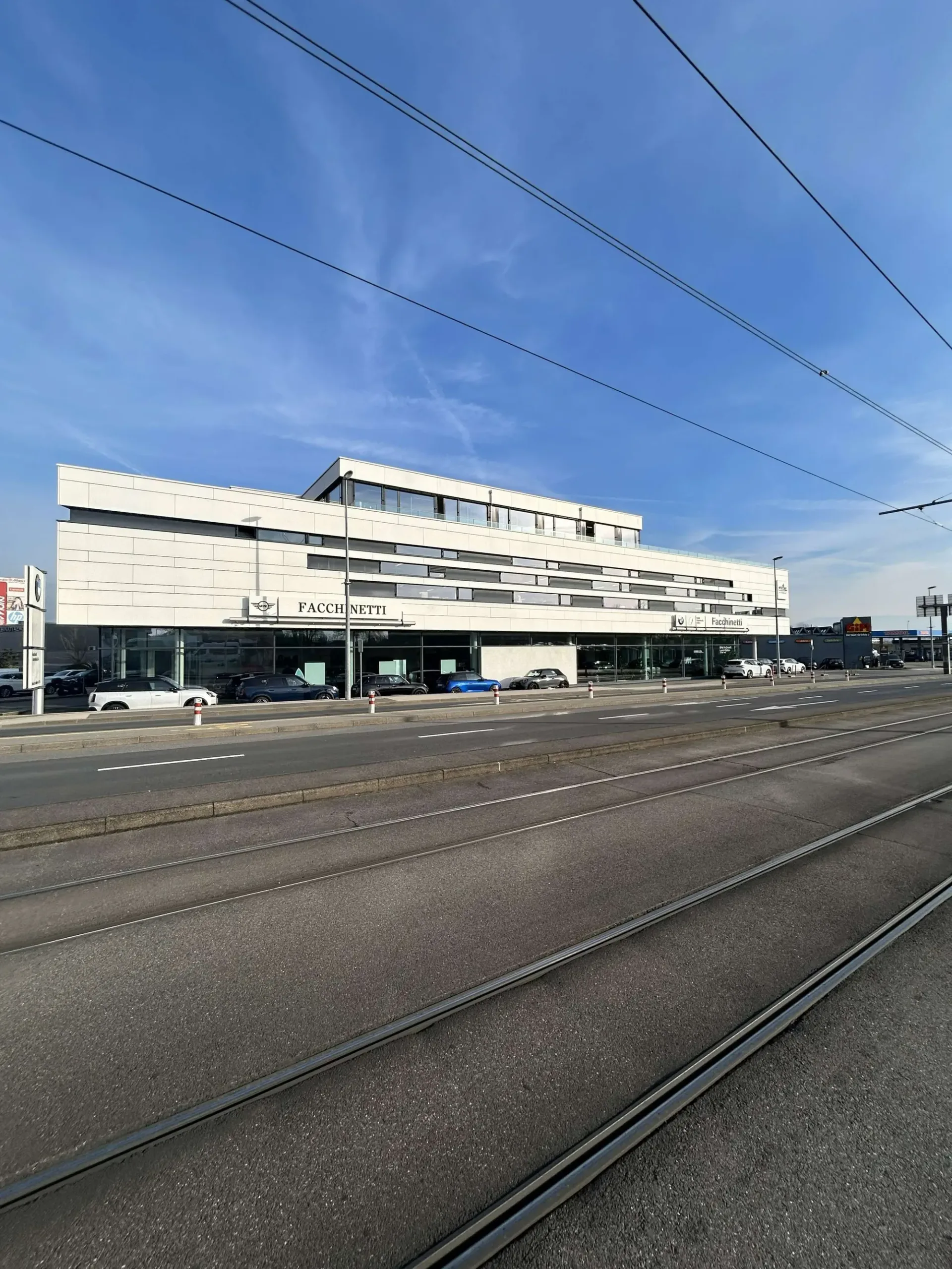 Showroom & Werkstätten zur Miete in Meyrin, 3000 m², außergewöhnliche Sichtbarkeit & Parkplätze