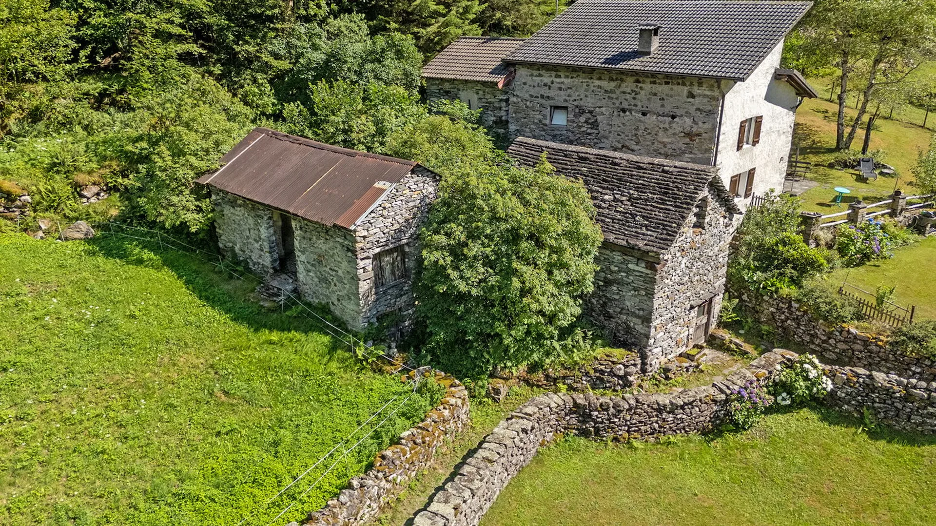 2 Rustici zur Renovierung mit Grundstück