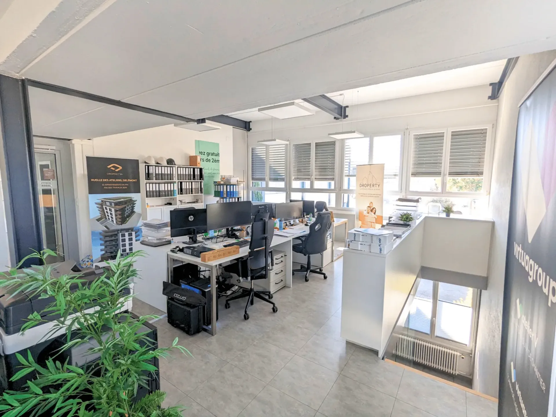 Bureau lumineux avec salle de conférence et cuisine