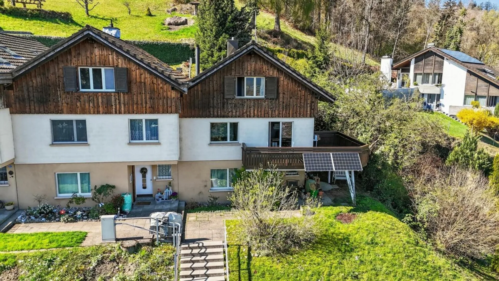 Eckreihenhaus mit unverbaubarer Aussicht, grosszügigem Balkon, erhöhter Lage und viel Privatsphäre