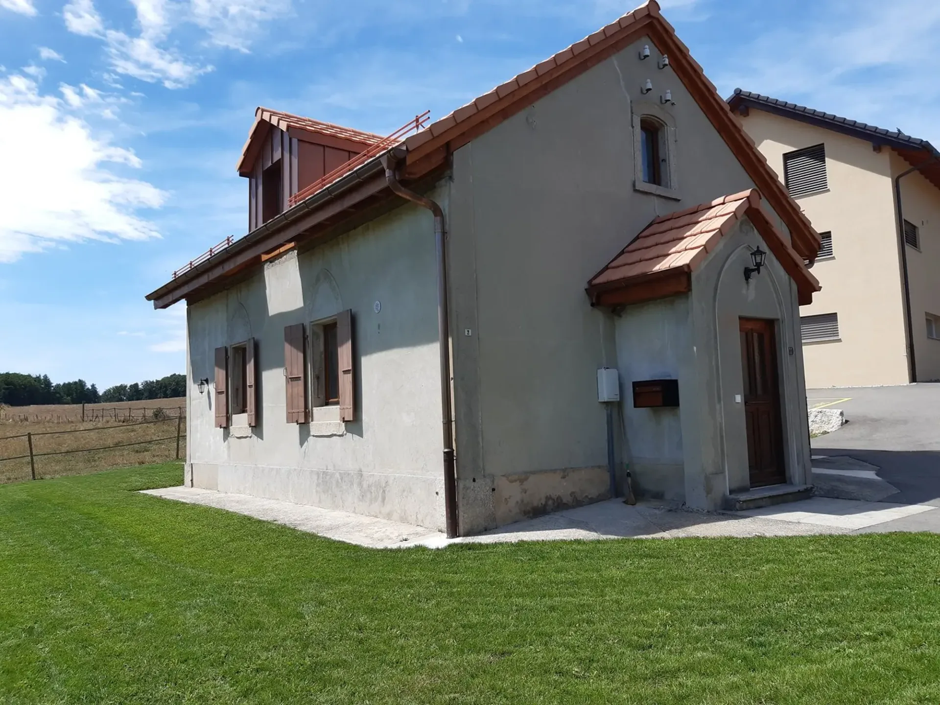 Helles Apartment in einem individuellen, untypischen Haus