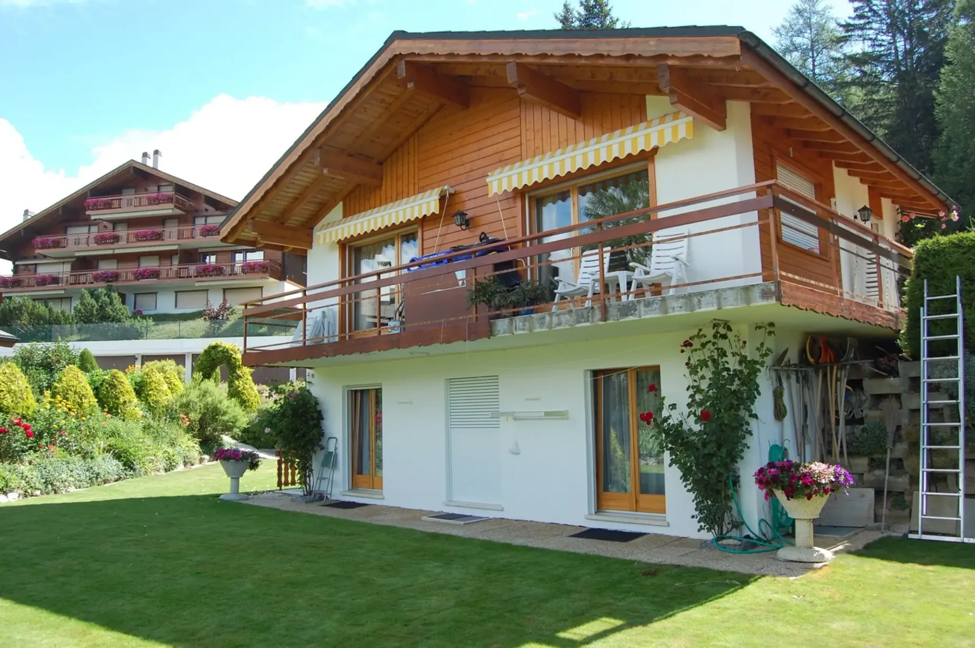 Chalet mit Charme, 6,5 Zimmer in Crans – Unvergleichliche Aussicht und außergewöhnliche Alpenkulisse
