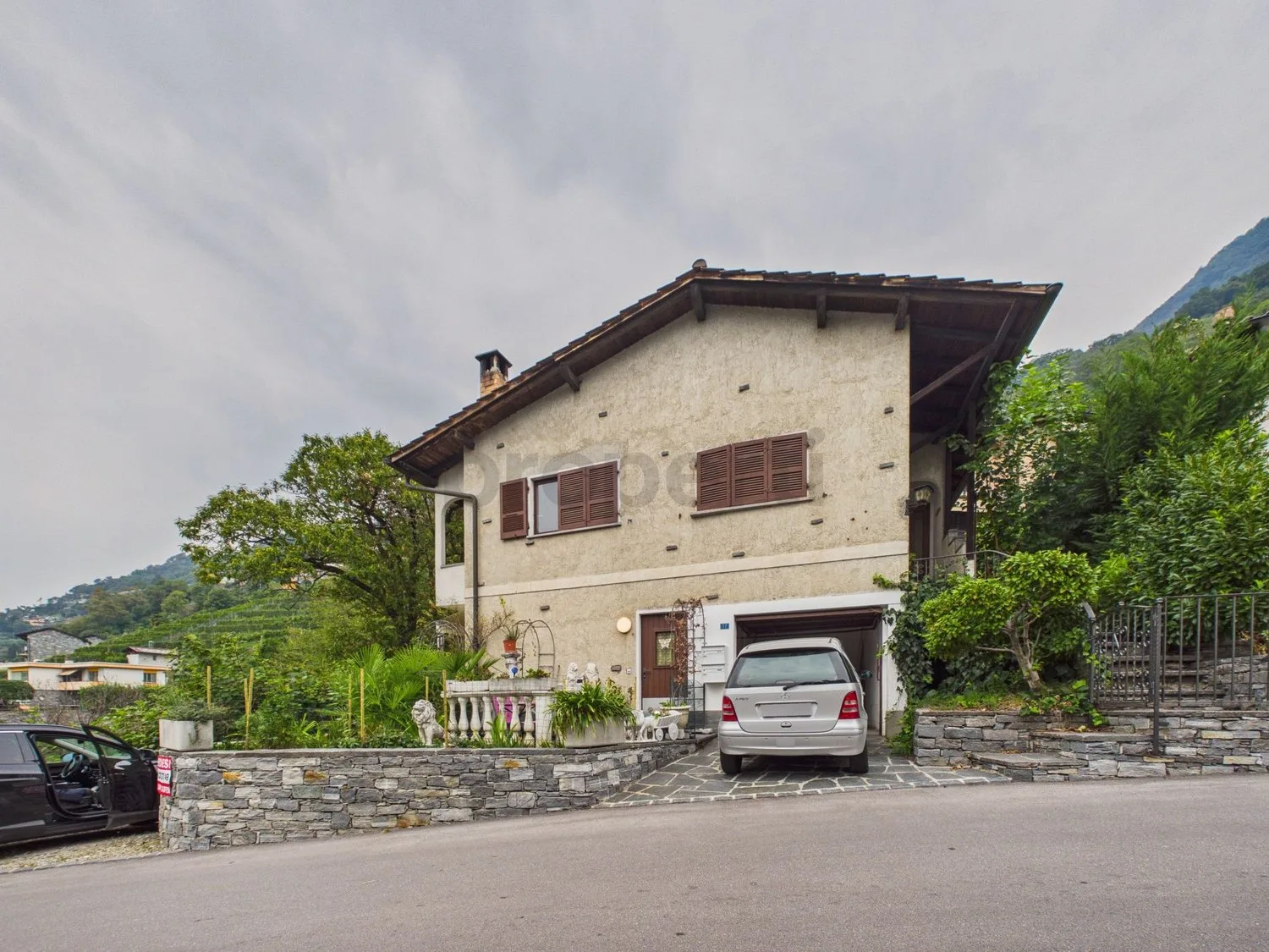 Detached house with panoramic view in residential area of Cugnasco