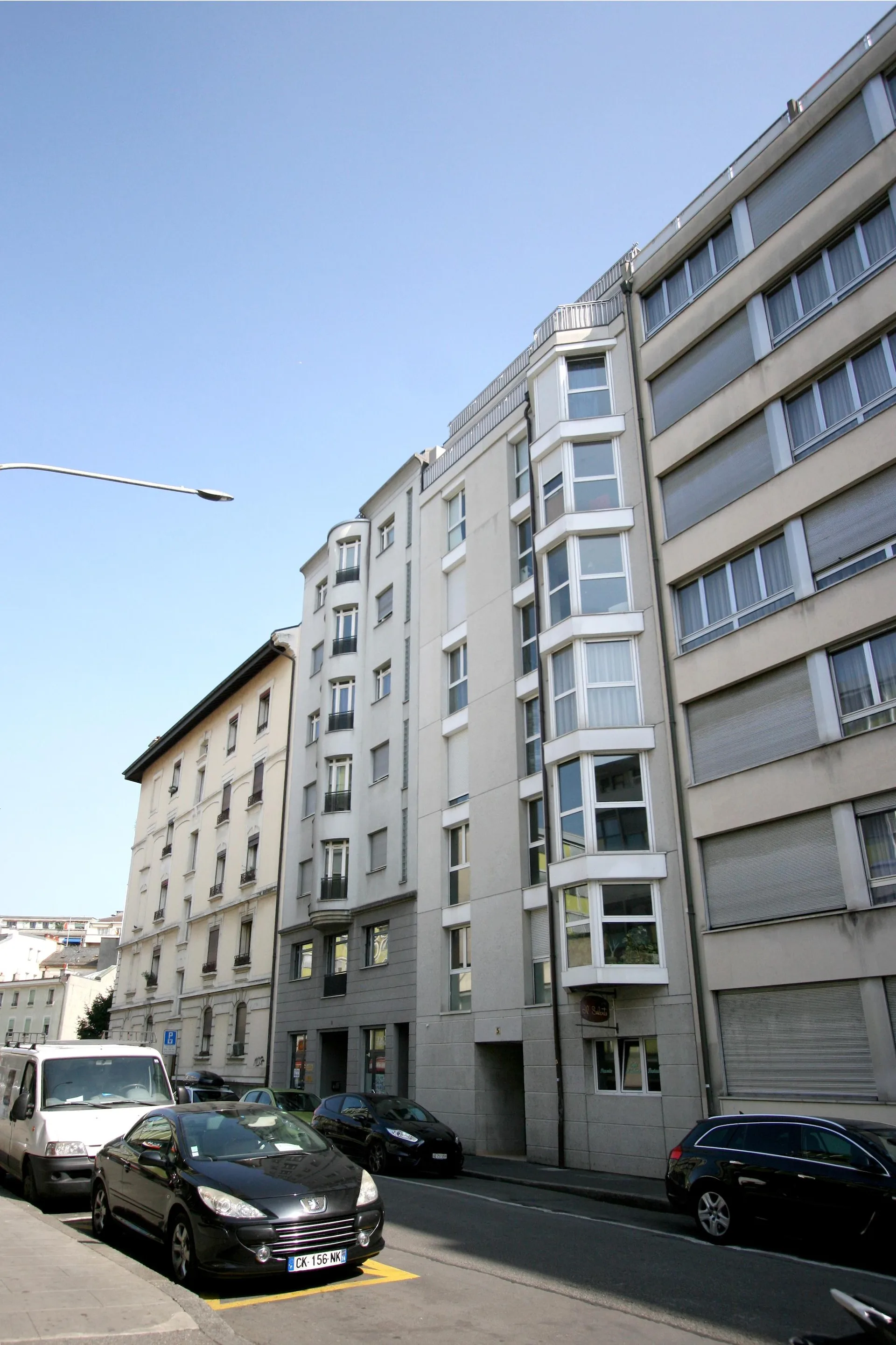 Appartement duplex en attique de 4,5 pièces avec balcon et terrasse en toiture aux Acacias