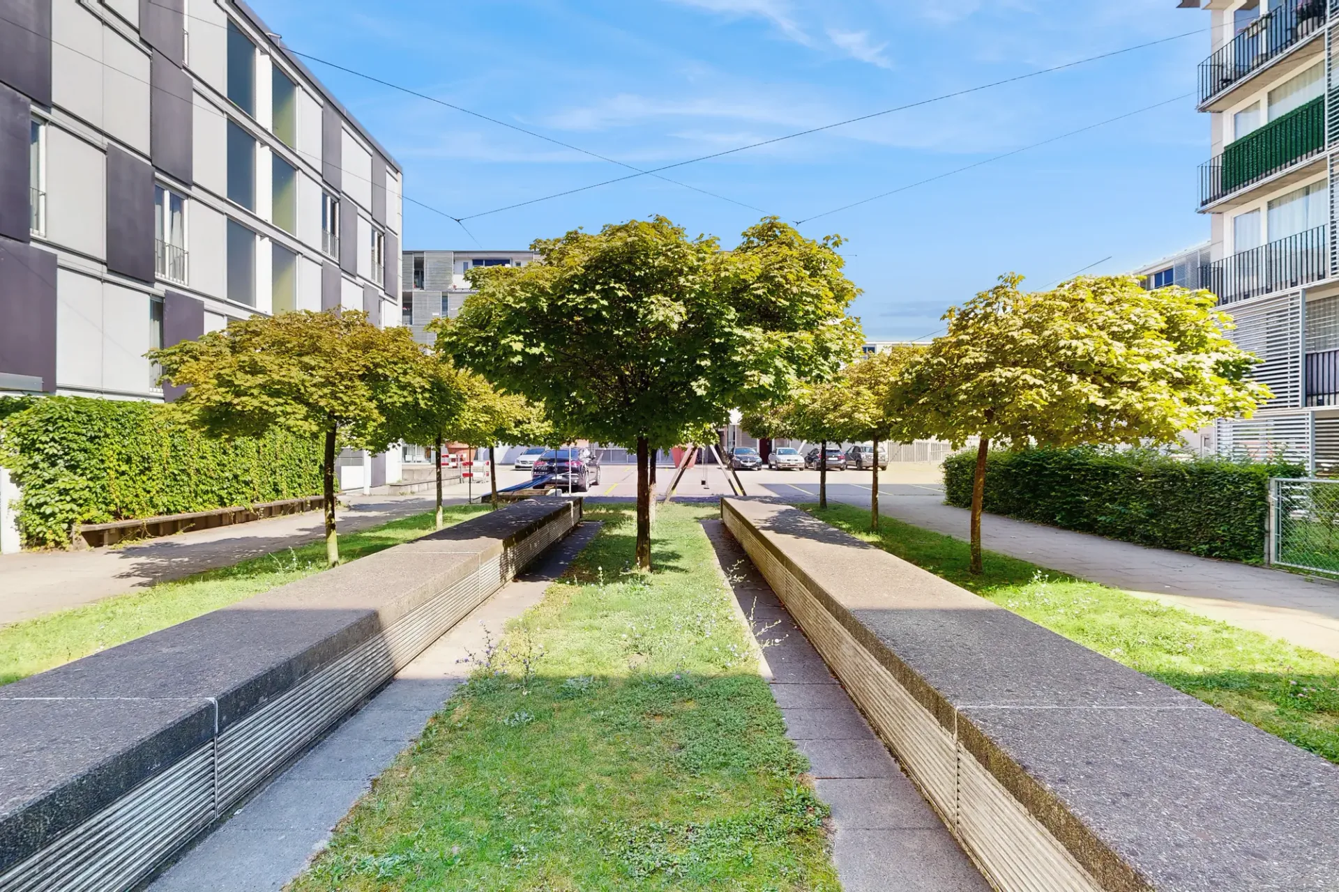 Moderne 2.5-Zimmer-Wohnung mit Mietgarten und Holzterrasse in Zürich-Schwamen