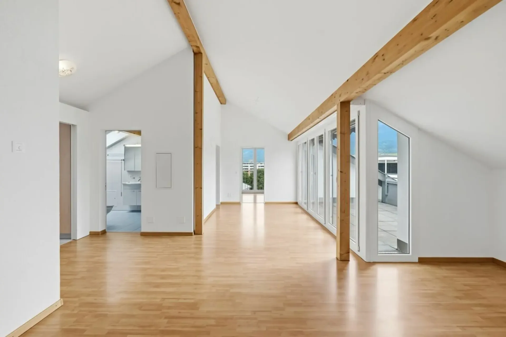 helle 3,5-Zimmer-Dachwohnung mit Terrasse & Weitblick