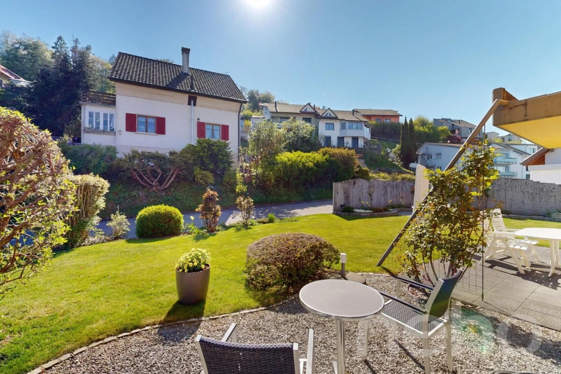 Haus mit einzigartiger Architektur und grossem Gartenparadies