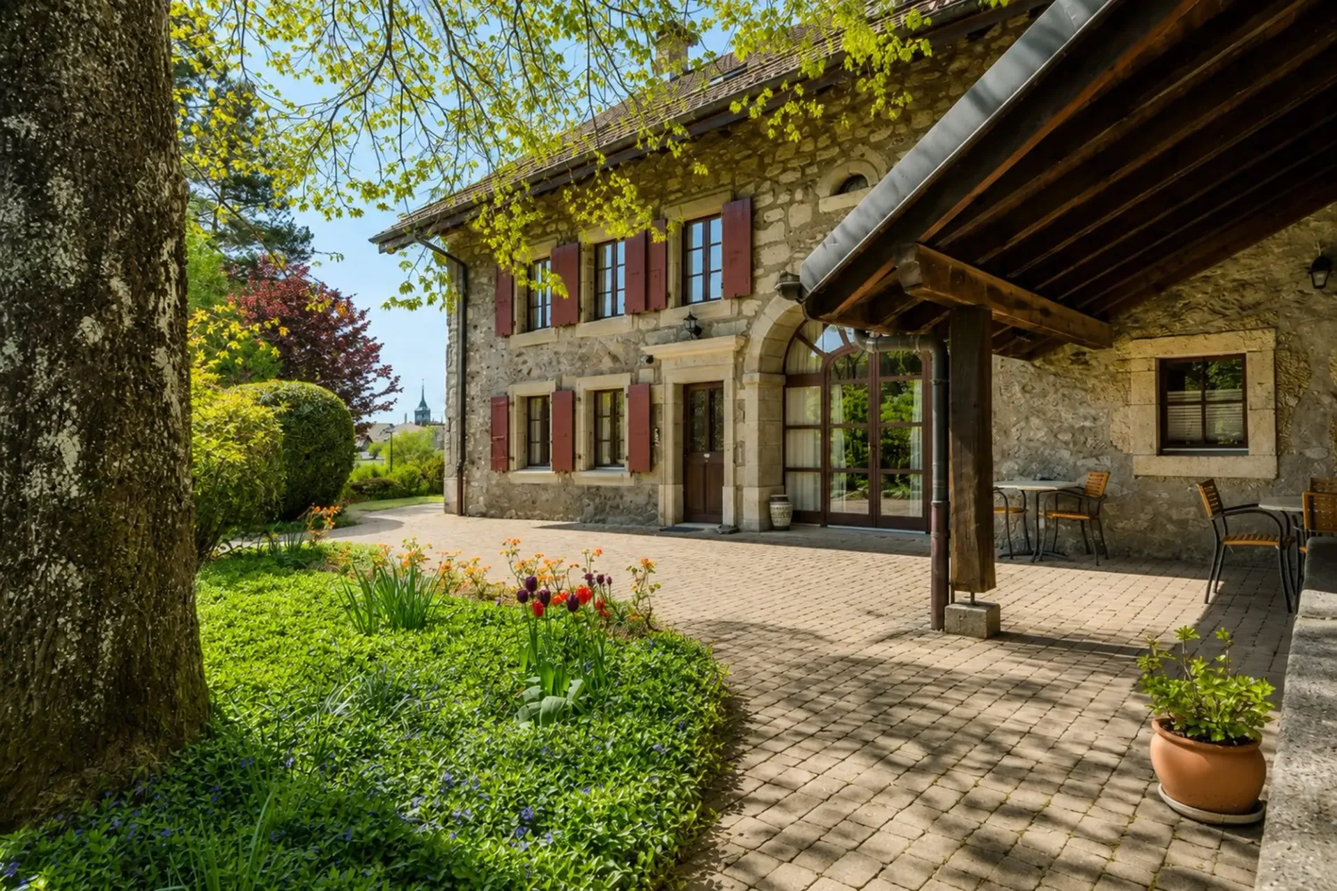 Old Vaud farmhouse superbly renovated with potential