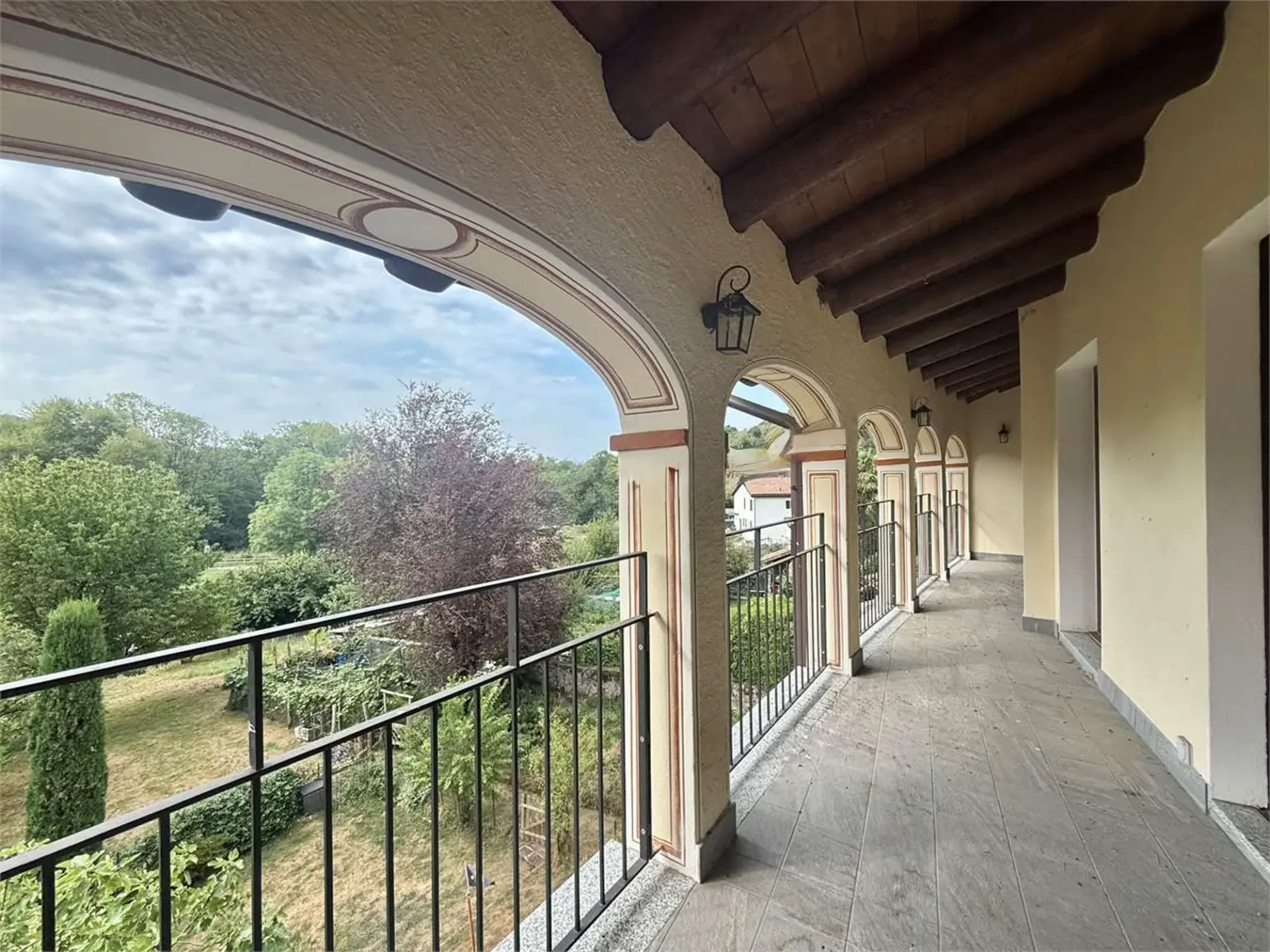 Atticapartment mit 5,5 Zimmern, Terrasse und privatem Garten in O