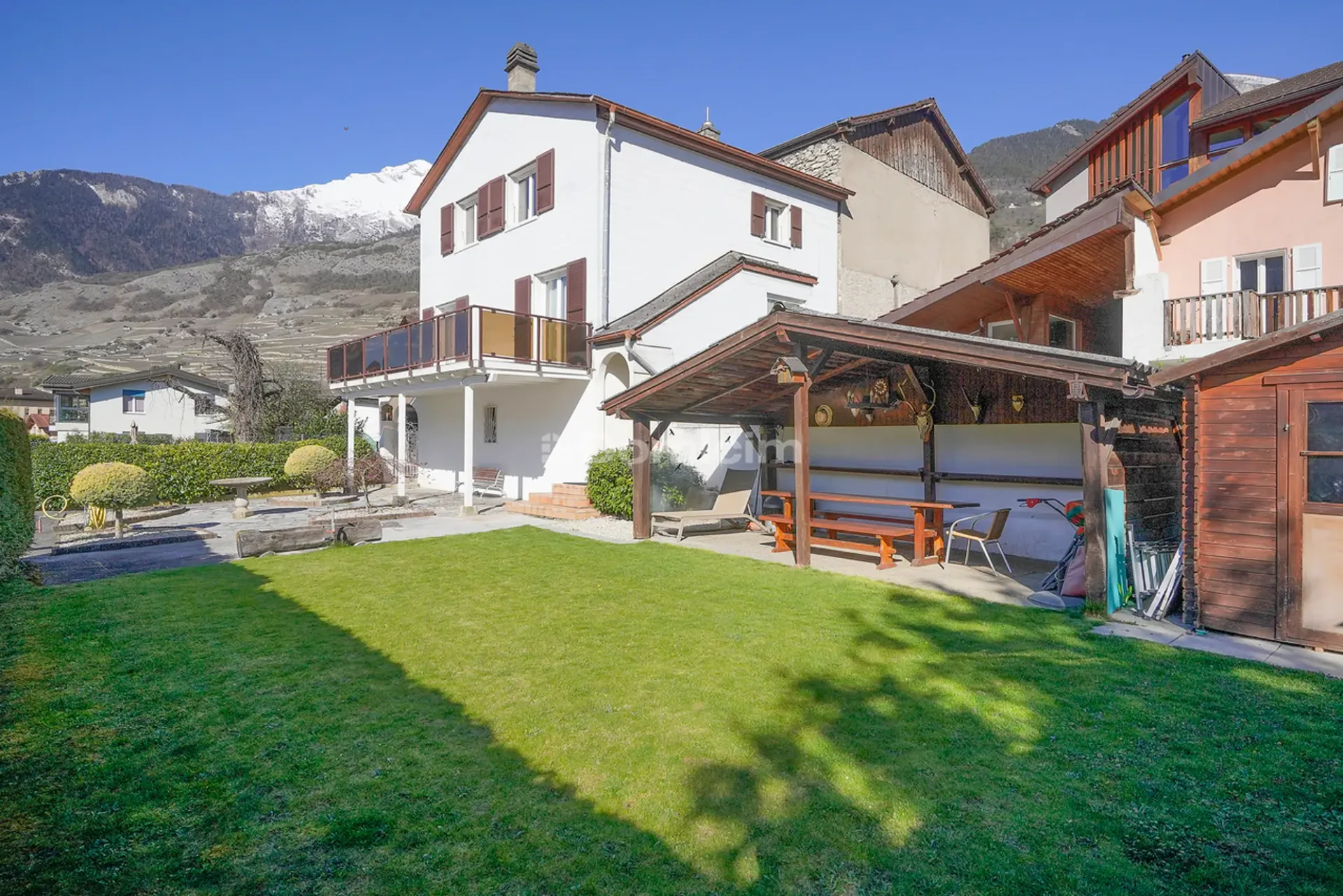 Casa con 4.5 locali, giardino e bella terrazza