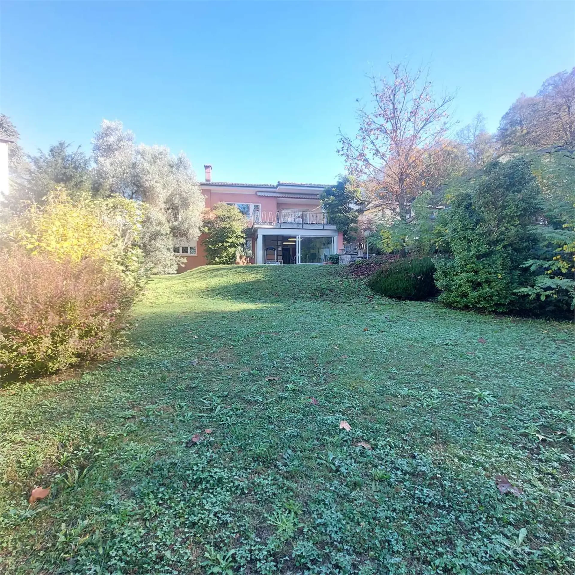 Montagnola, Bebaubares Grundstück mit bestehender Villa