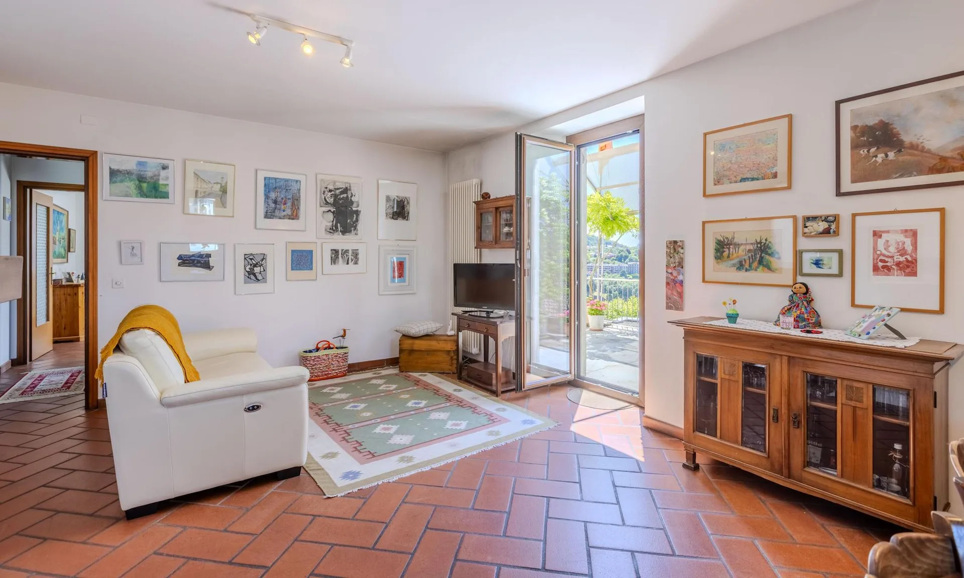 CHARAKTERISTISCHES UND GERAUMIGES HAUS 7.5 ZIMMER + LAGER IN VACALLO