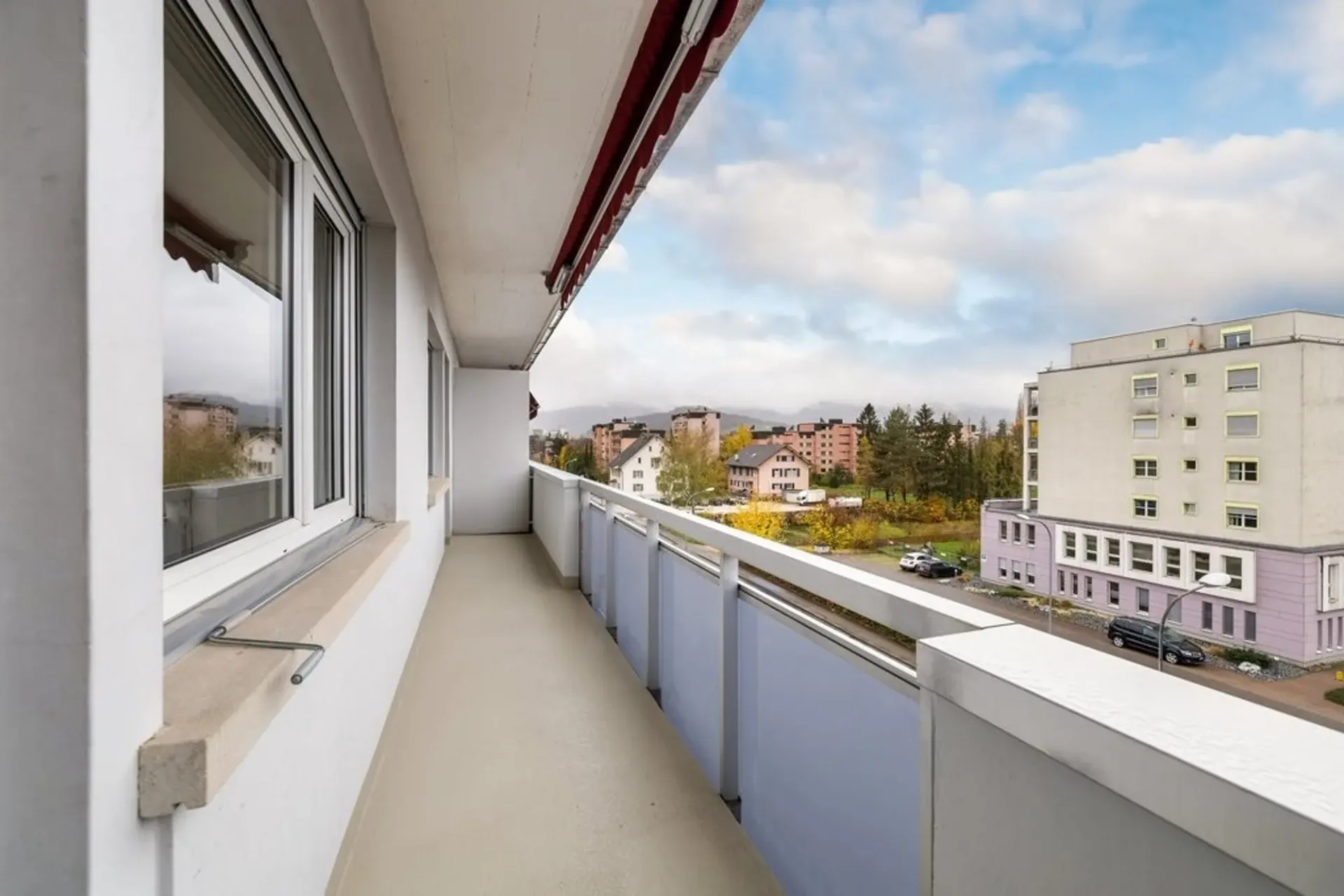 2 Zimmer mit großem sonnigen Balkon