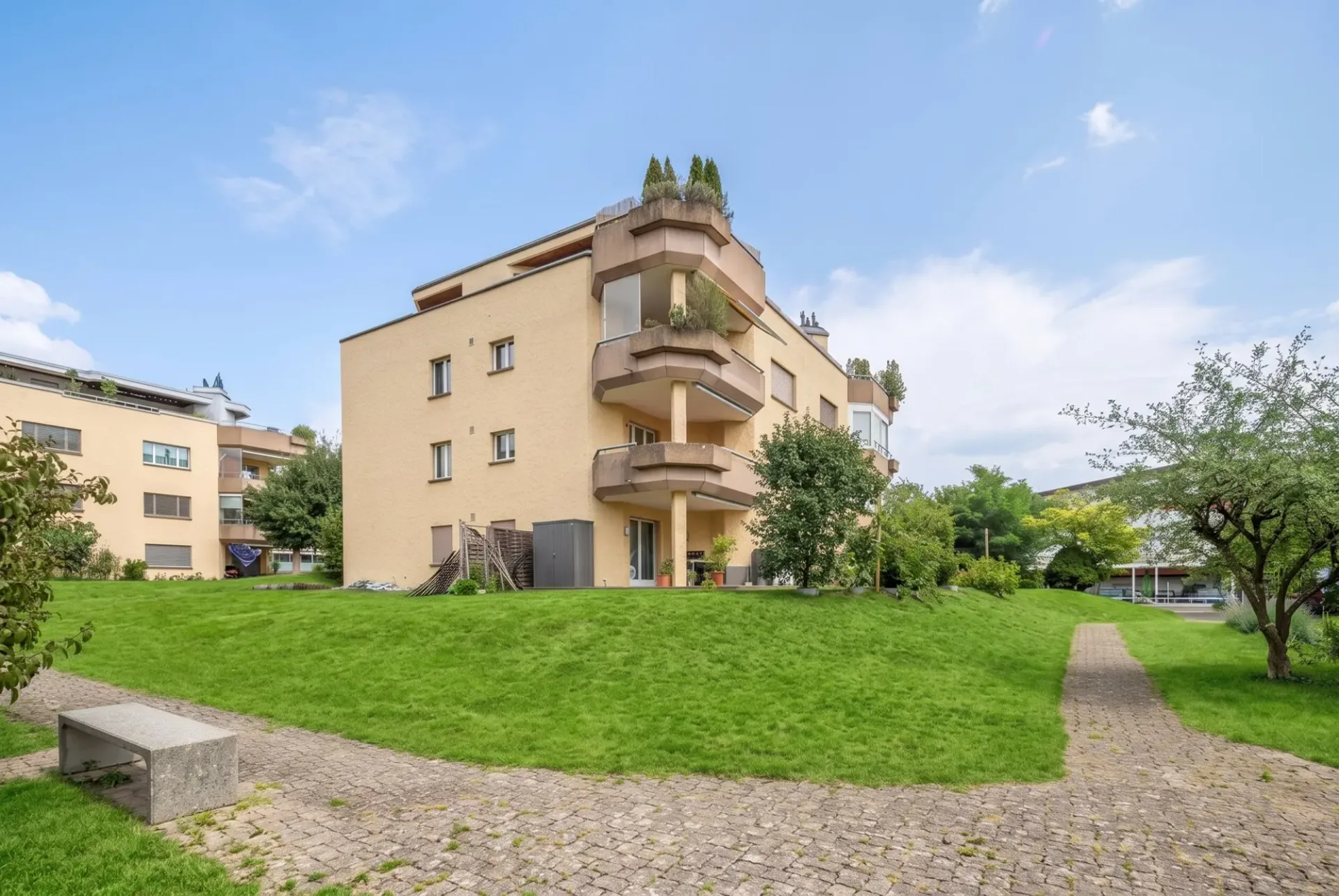 GROSSZÜGIGE 4.5-ZIMMER-WOHNUNG MIT GROSSEM BALKON UND 2 TG-PLÄTZEN