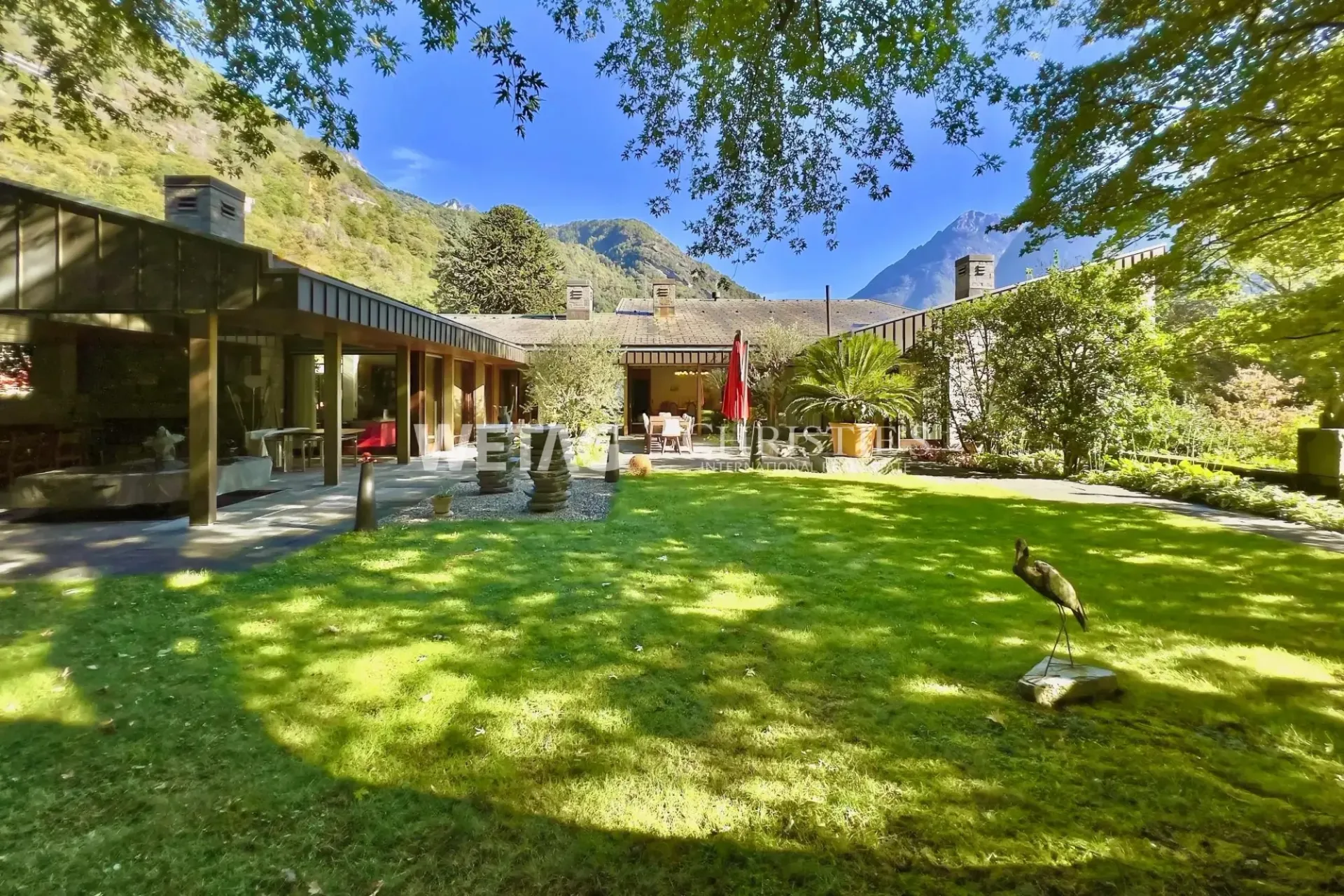 Prestigevolle Villa umgeben von üppigem Grün mit grosszügigem Garten in Grono zum Verkauf