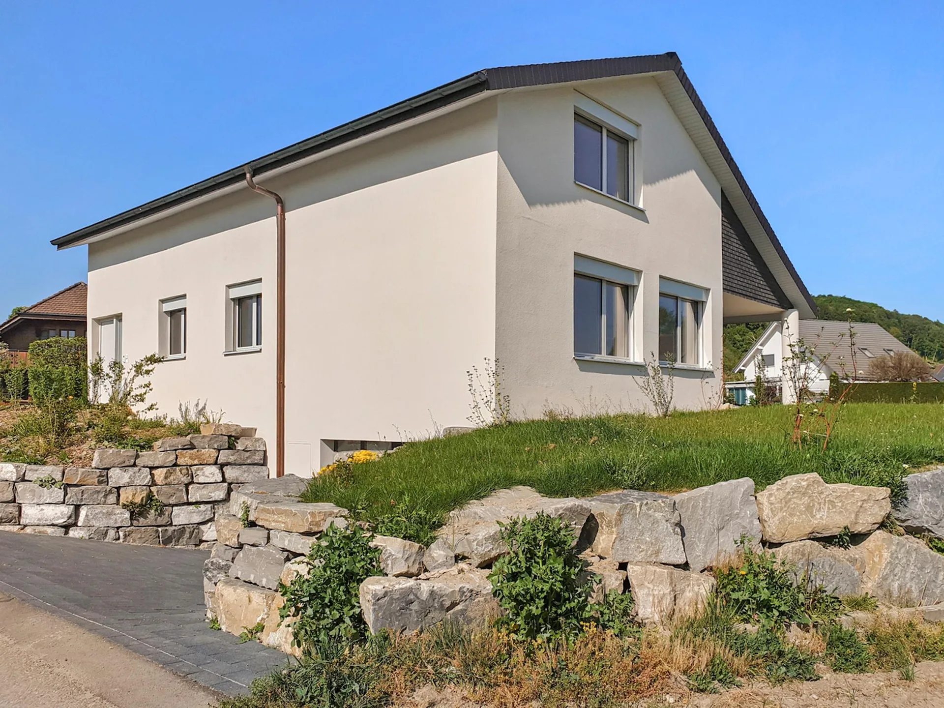 Idyllisch wohnen: Modernisiertes Einfamilienhaus mit Garten und Pool