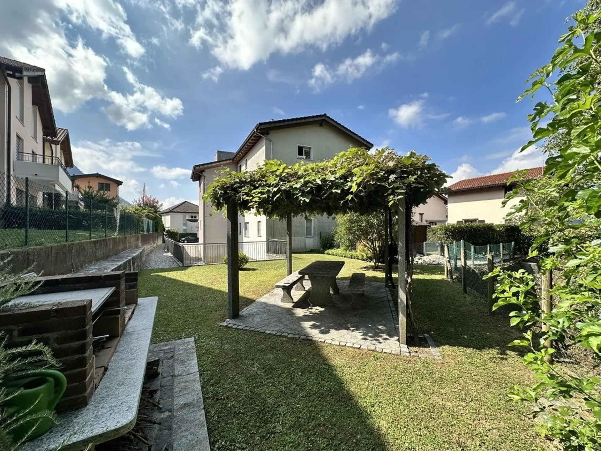 Moderne und gepflegte 3.5-Zimmer-Wohnung in Villa Luganese mit großer Terrasse