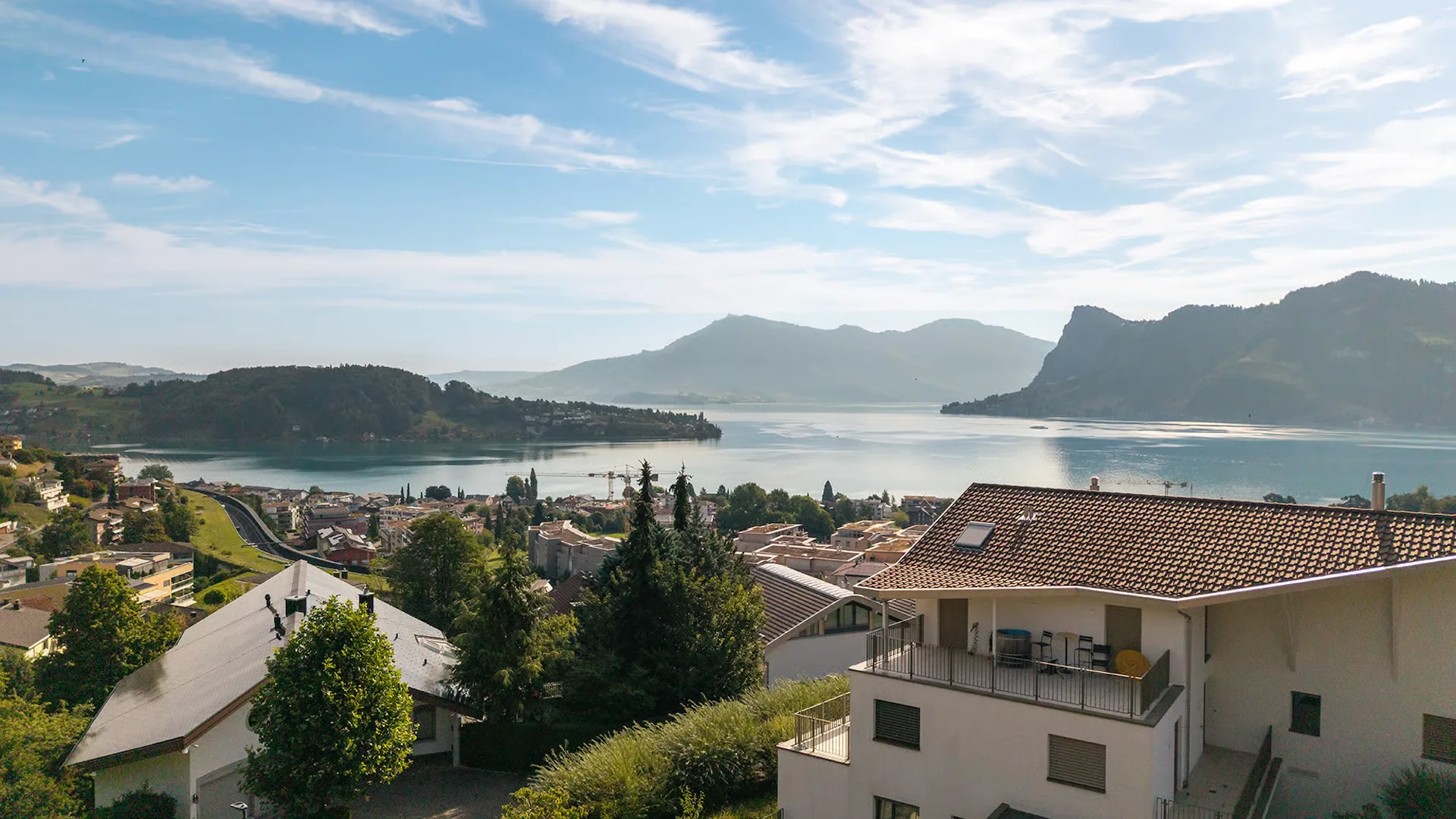 Dachmaisonette mit unverbaubarer Sicht auf See und Berge