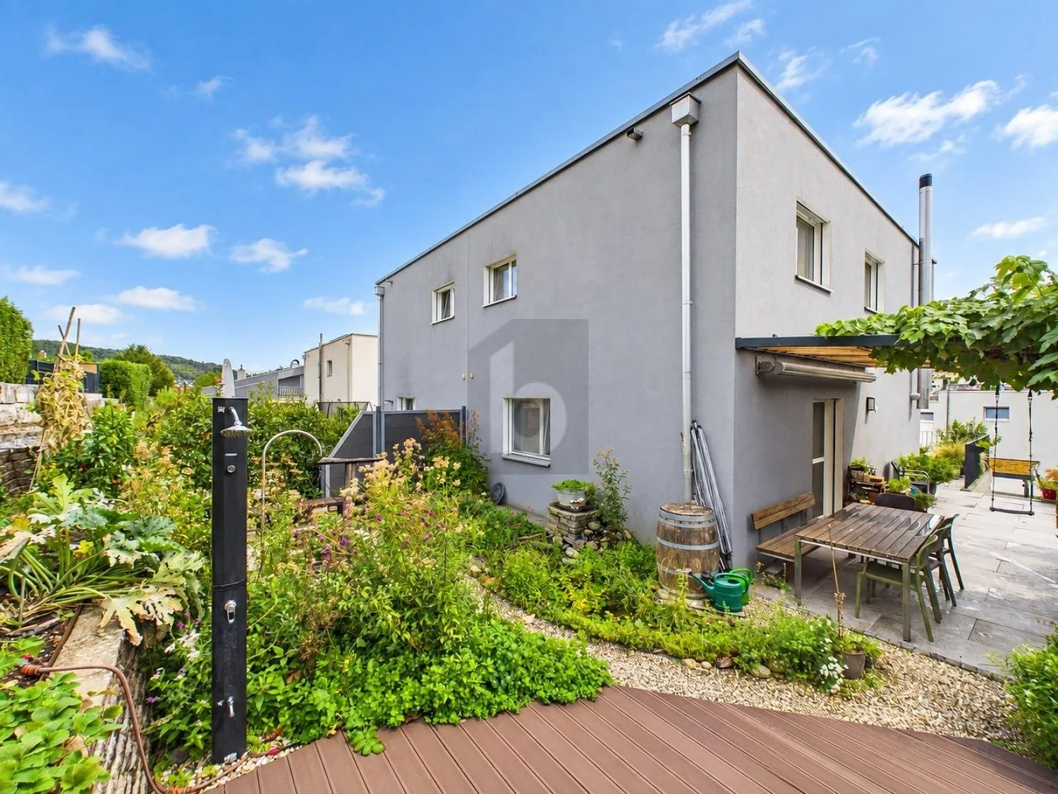 FAMILIENIDYLL MIT GARTEN UND SONNIGER TERRASSE