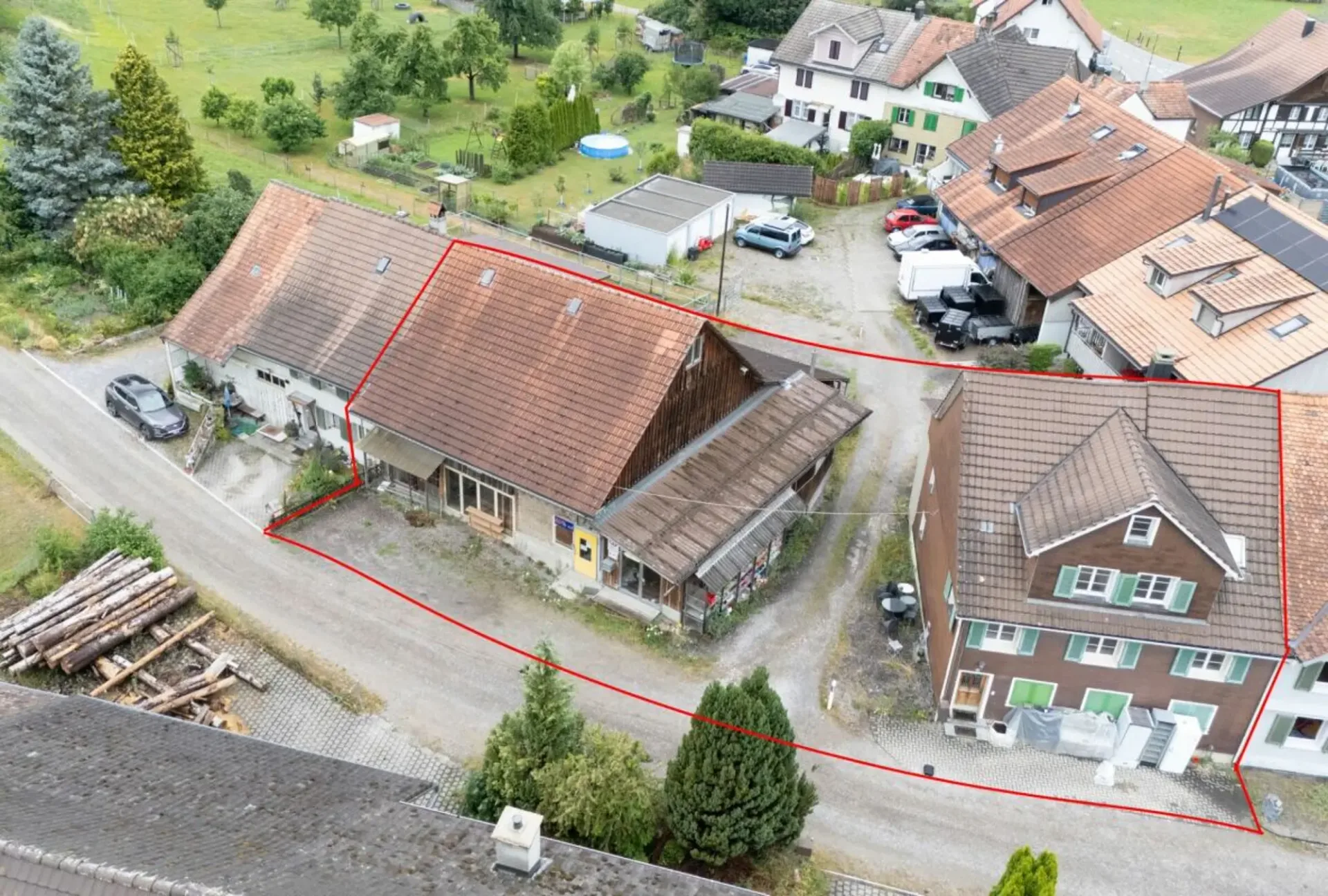 Two-family house with outbuilding and versatile development potential