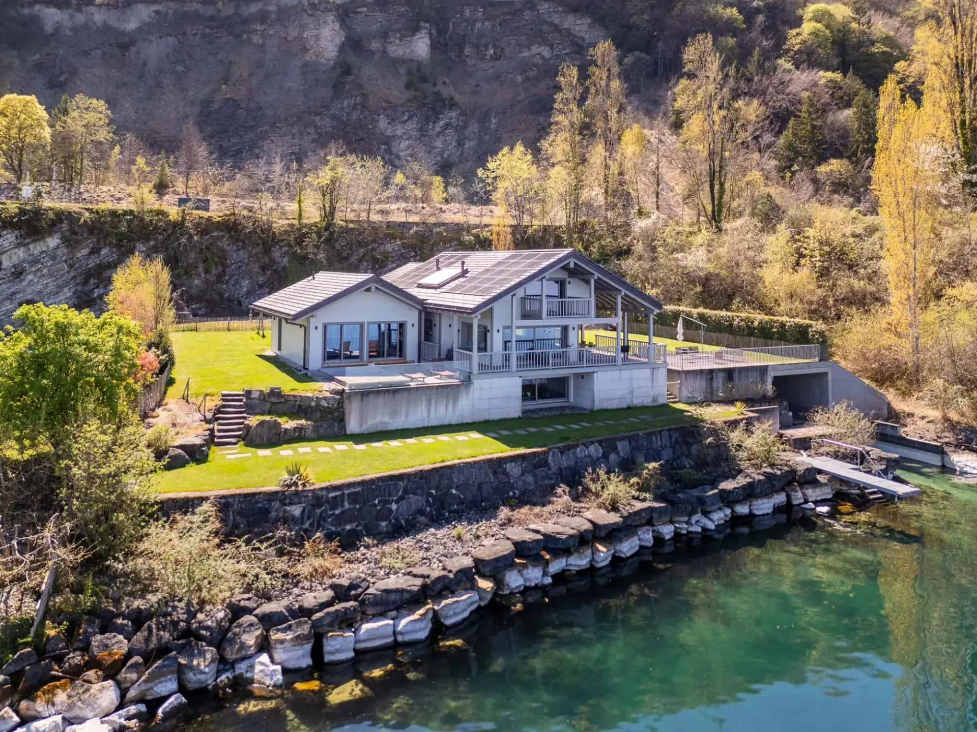 Exklusivität Cardis - Moderne Villa direkt am Wasser mit Bootsgarage