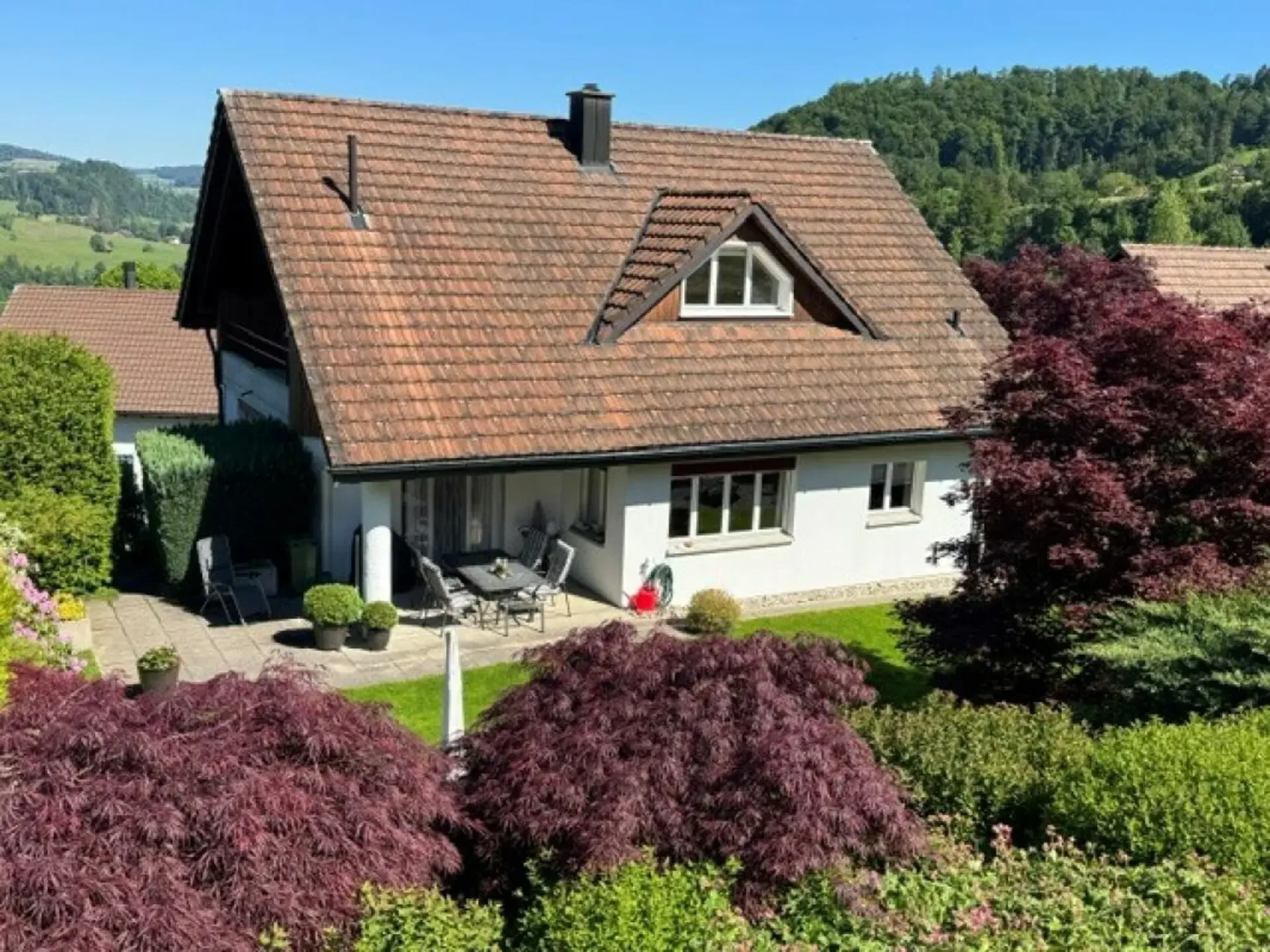 gepflegtes 6.5-Zi.-Einfamilienhaus mit Doppel-Garage und schöner Gartenanlage