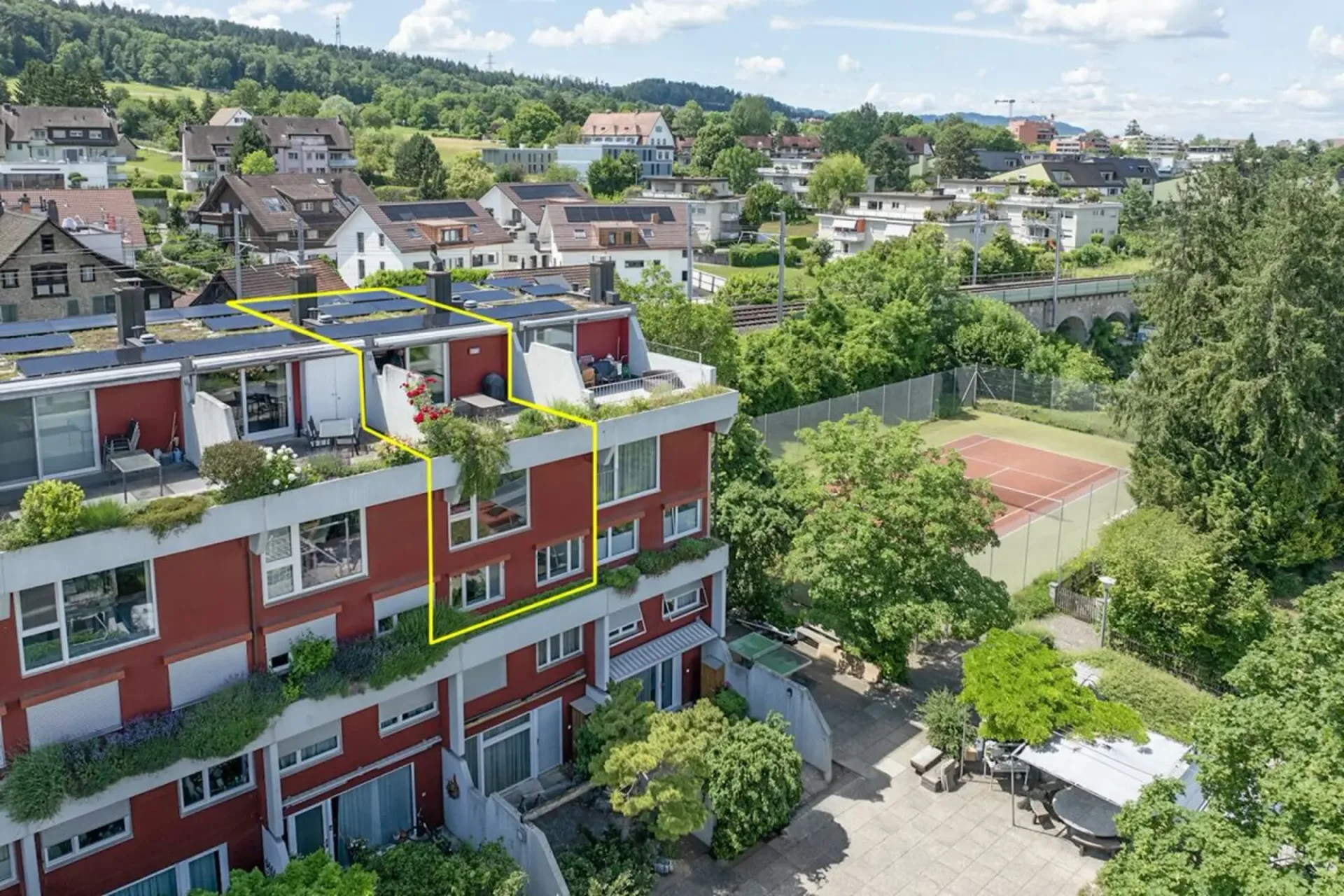 5.5 Zimmer Maisonette-Wohnung mit Traumaussicht, Aussenpool und Tennisplatz